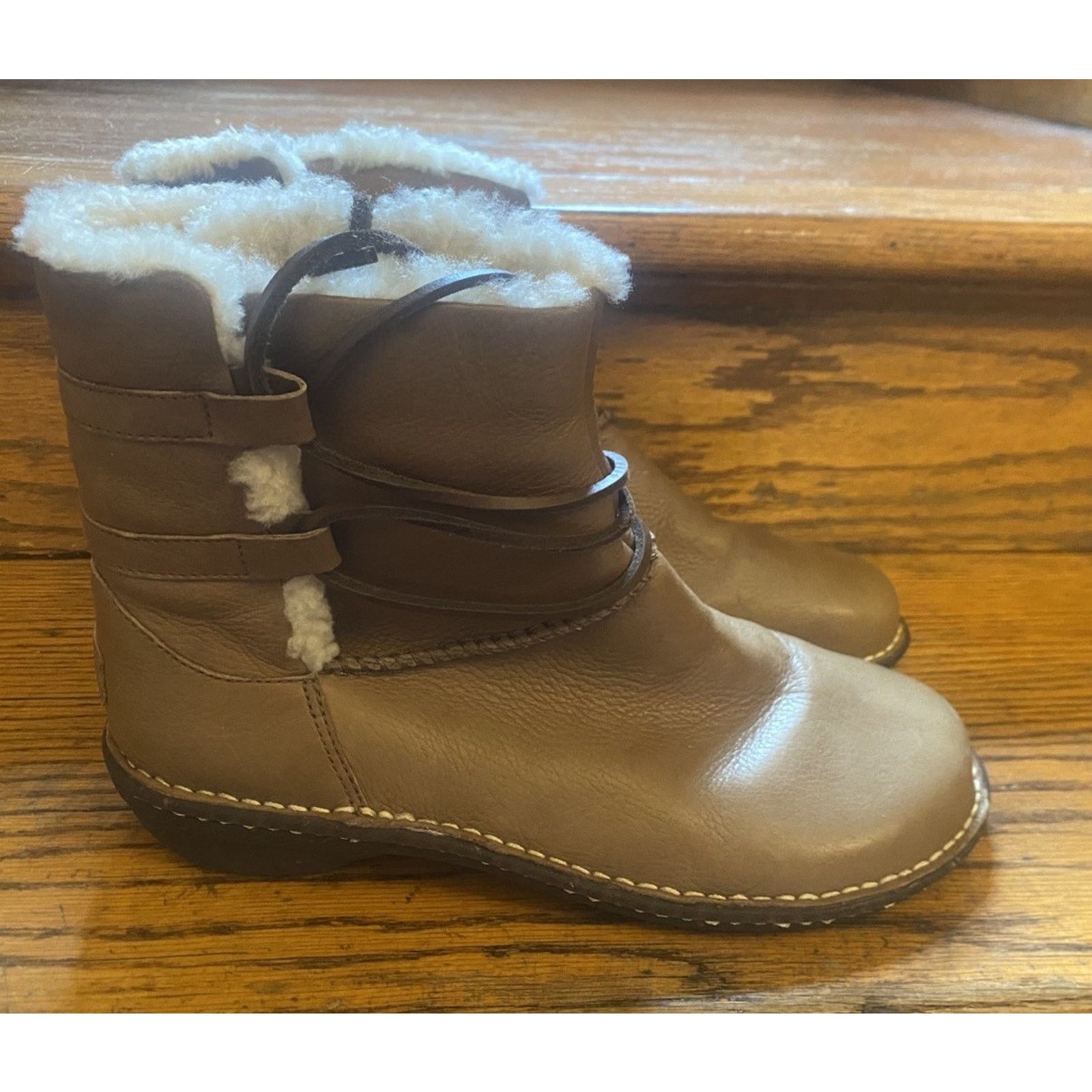 Ugg UGG Caspia 1932 tan leather lace-up boots sheepskin women 10 Size US 10 / IT 40 - 1 Thumbnail