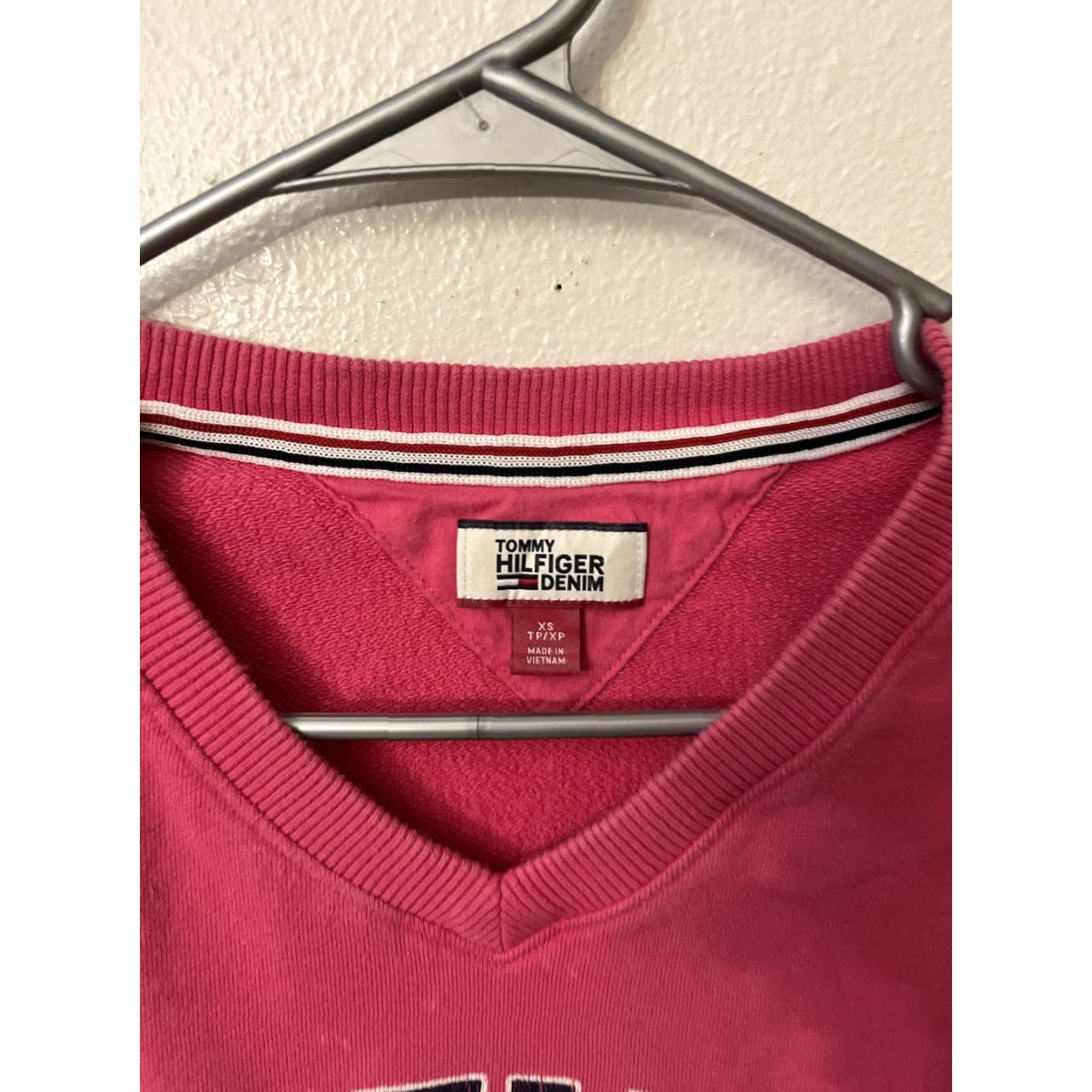 Tommy Hilfiger VINTAGE Tommy Hilfiger Sweatshirt Shirt Women XS Pink Pullover V-Neck 90s Activewear Mens Womens Girls Size XS / US 0-2 / IT 36-38 - 3 Thumbnail