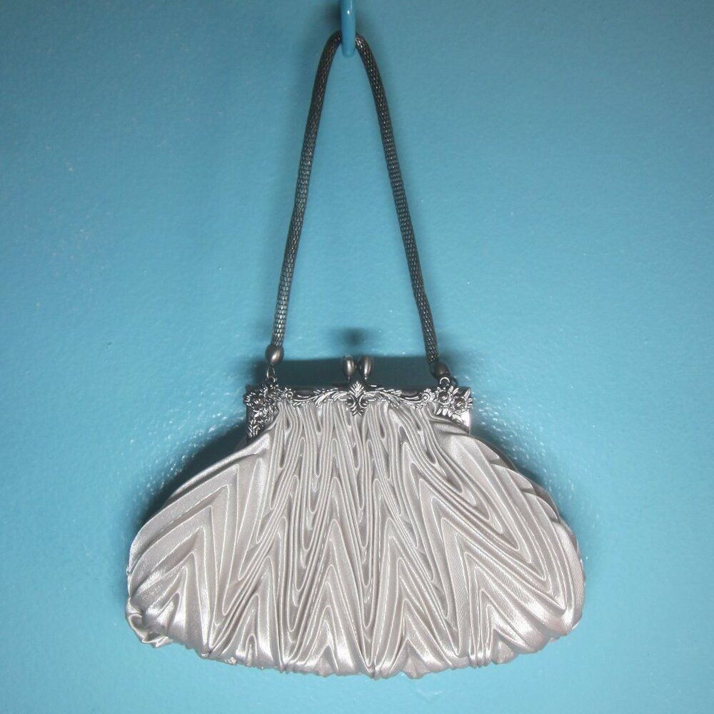 Lee Nicole Lee Collection Silver Cloth Purse Silver Metal Chain Size ONE SIZE - 1 Thumbnail