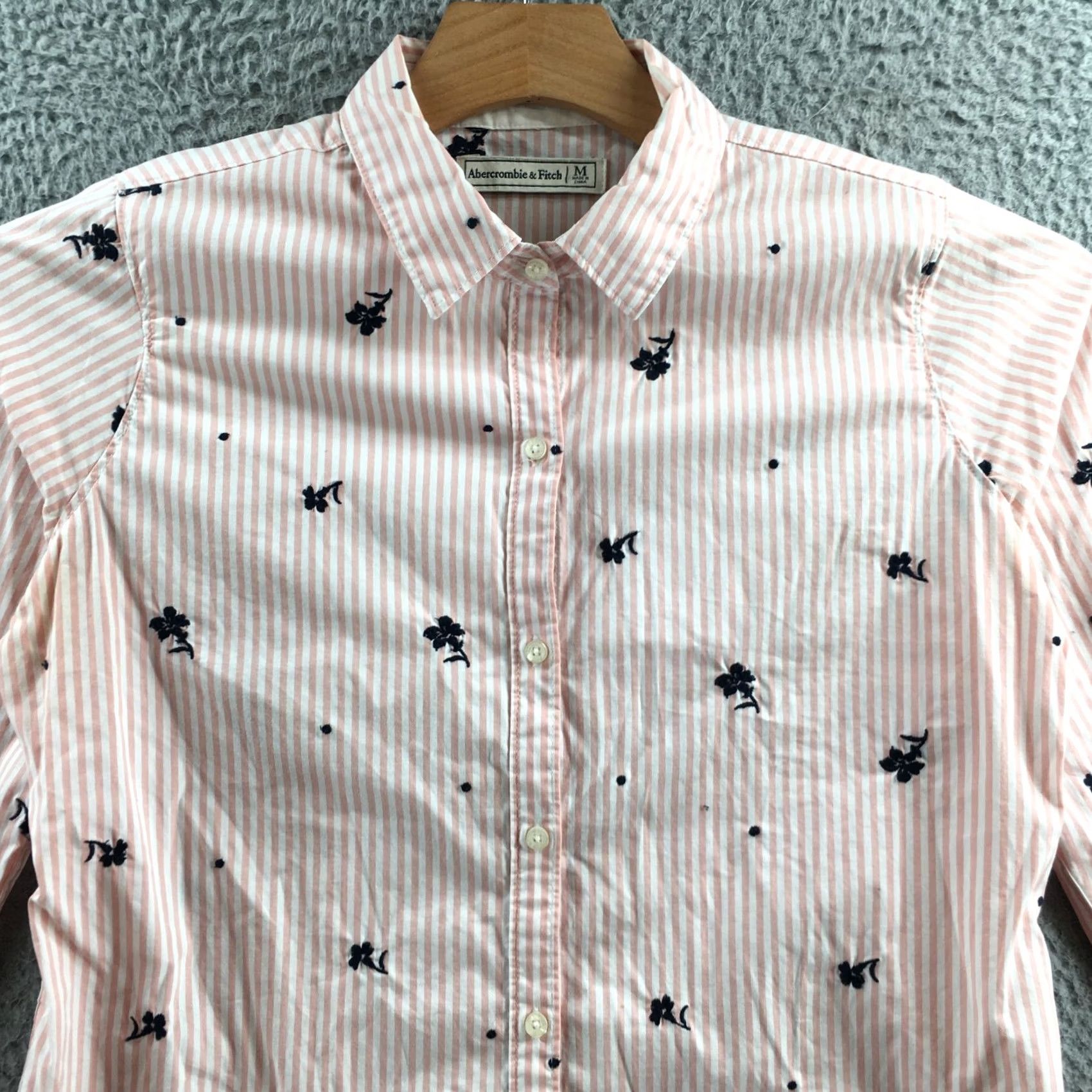 Abercrombie & Fitch Abercrombie & Fitch Shirt Womens M Pink White Button Down Embroidered Floral Size M / US 6-8 / IT 42-44 - 2 Thumbnail