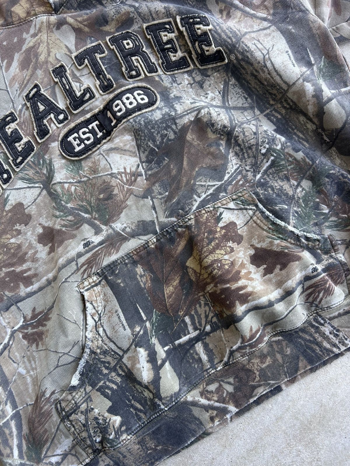 Other Vintage Essential Distressed RealTree Spell-out Hoodie Size US L / EU 52-54 / 3 - 6 Thumbnail