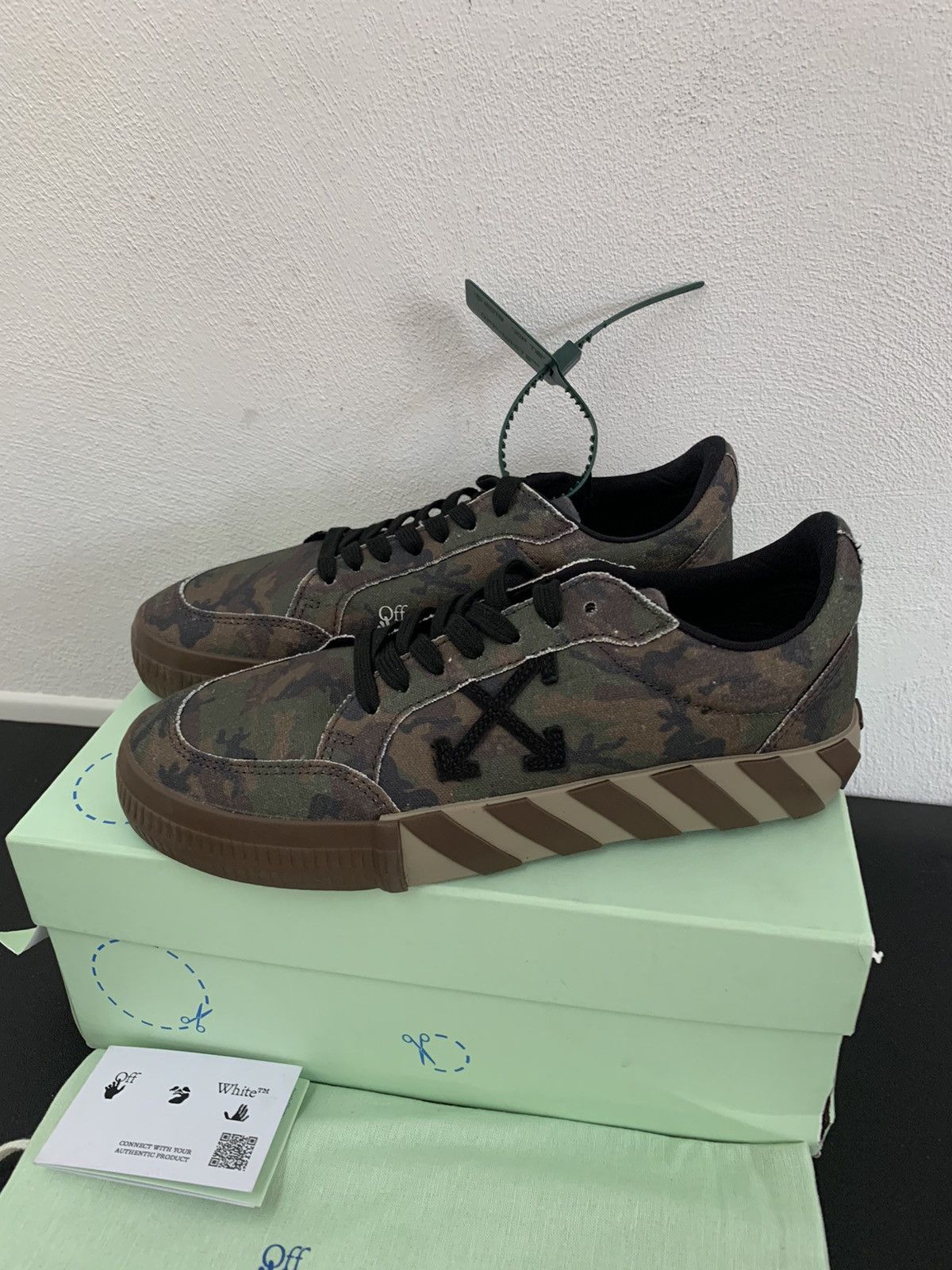 Off-White OFF-WHITE LOW VULCANIZED CAMO CANVAS Size US 7 / EU 40 - 16 Thumbnail