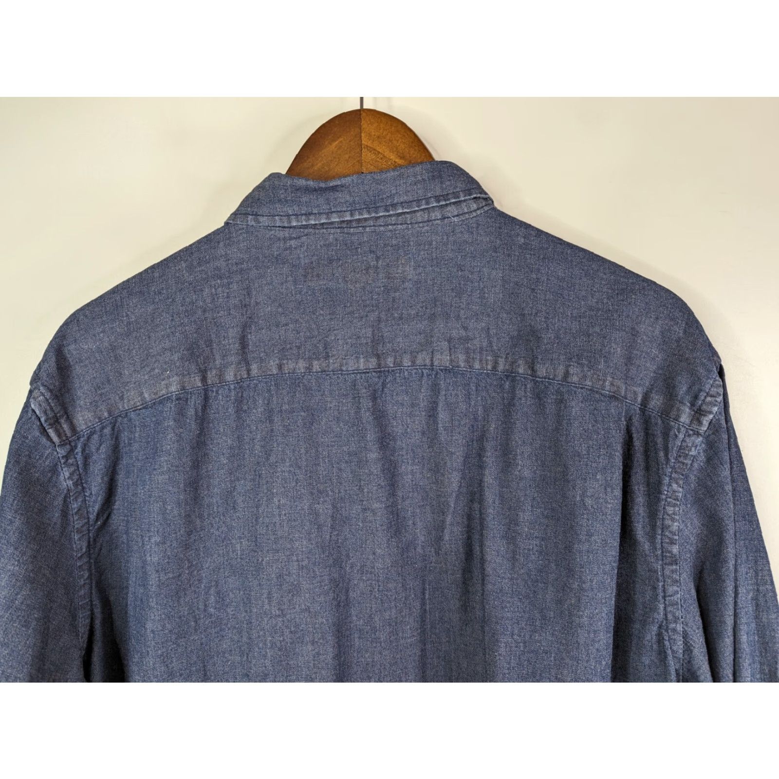 Old Navy Old Navy Everyday Shirt Chambray Men’s XL Long Sleeve Button-Up with Pocket, Dark Wash Size US XL / EU 56 / 4 - 5 Thumbnail