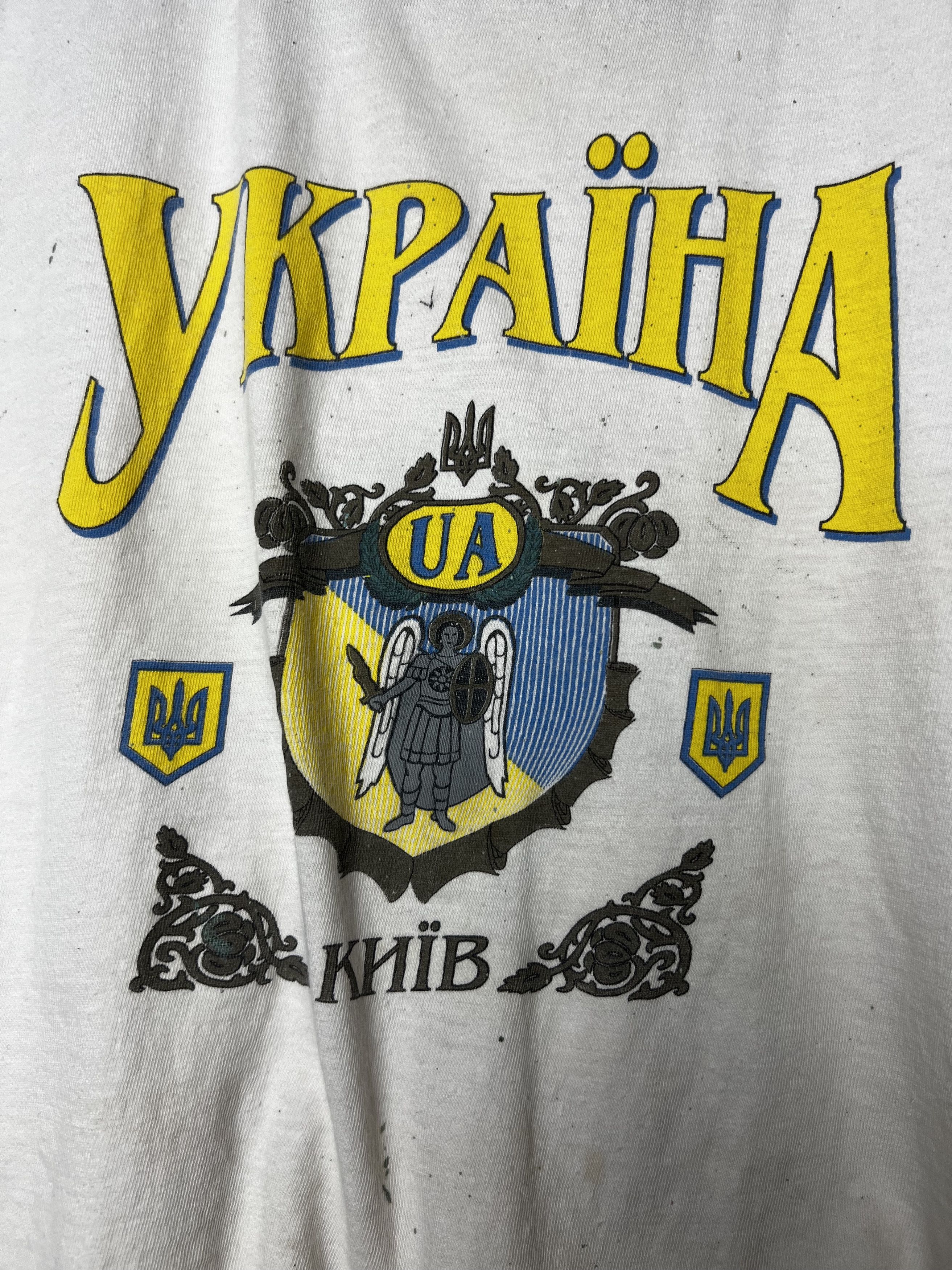 Vintage Vintage Kyiv, Ukraine Crest Cut Off Crop Souvenir T-shirt Size US S / EU 44-46 / 1 - 3 Thumbnail