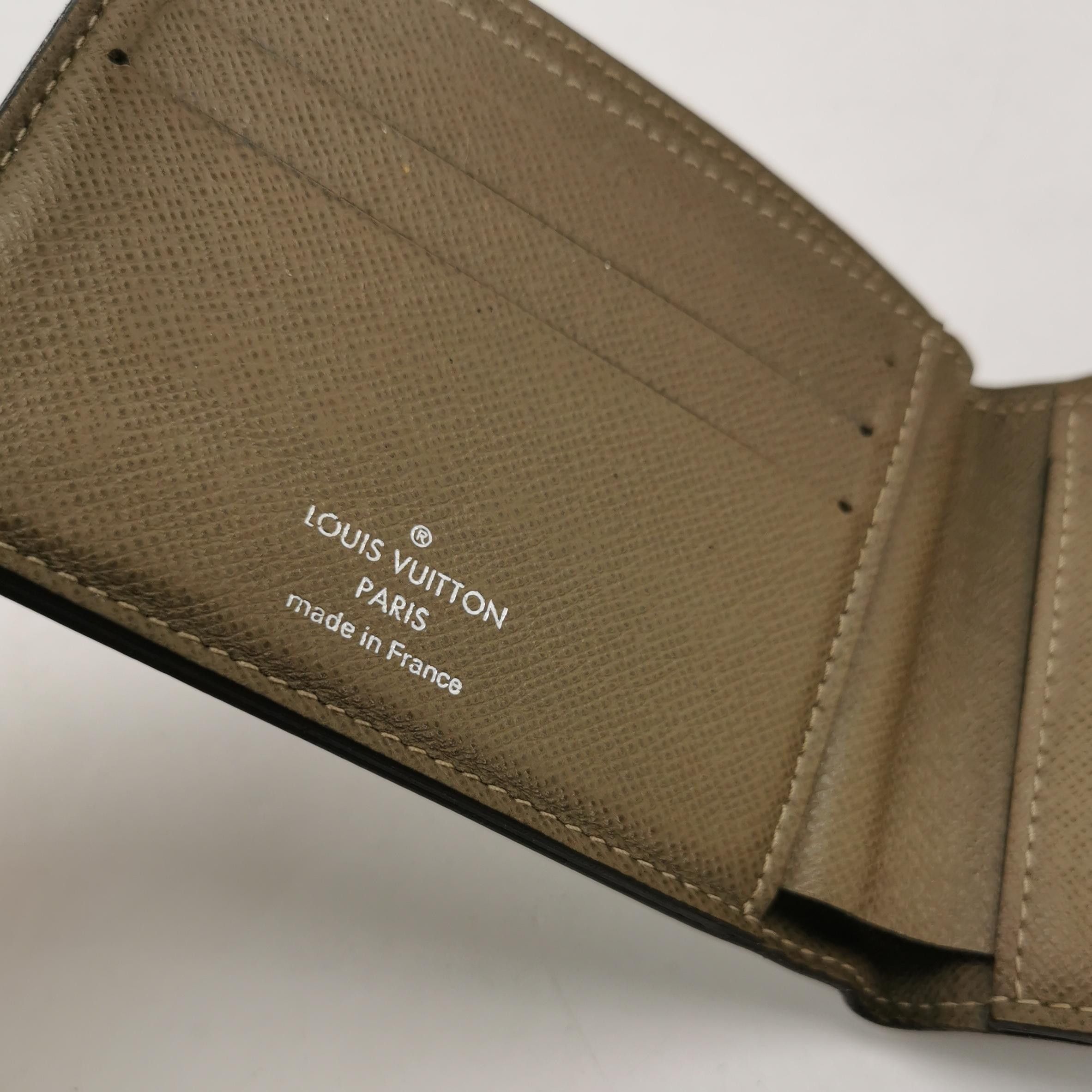 Louis Vuitton Louis Vuitton (LV) Multiple Cowhide Solid Color Bifold Wall Size ONE SIZE - 6 Thumbnail