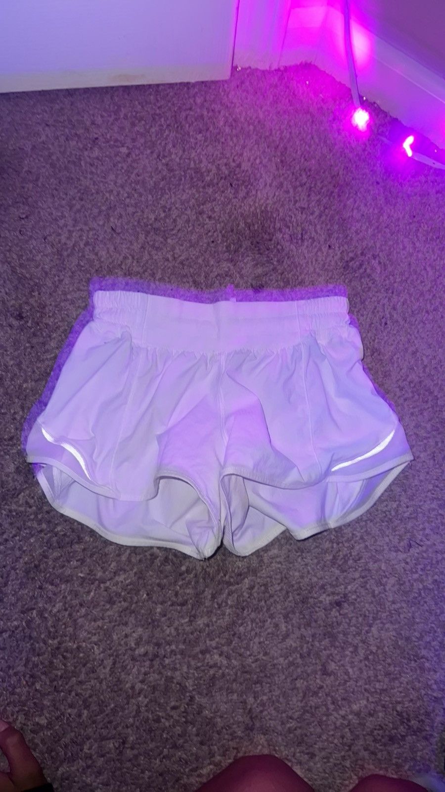 Lululemon Lululemon 2.5 Inch Seam White Hotty Hot Shorts Size 27" / US 4 / IT 40 - 1 Thumbnail
