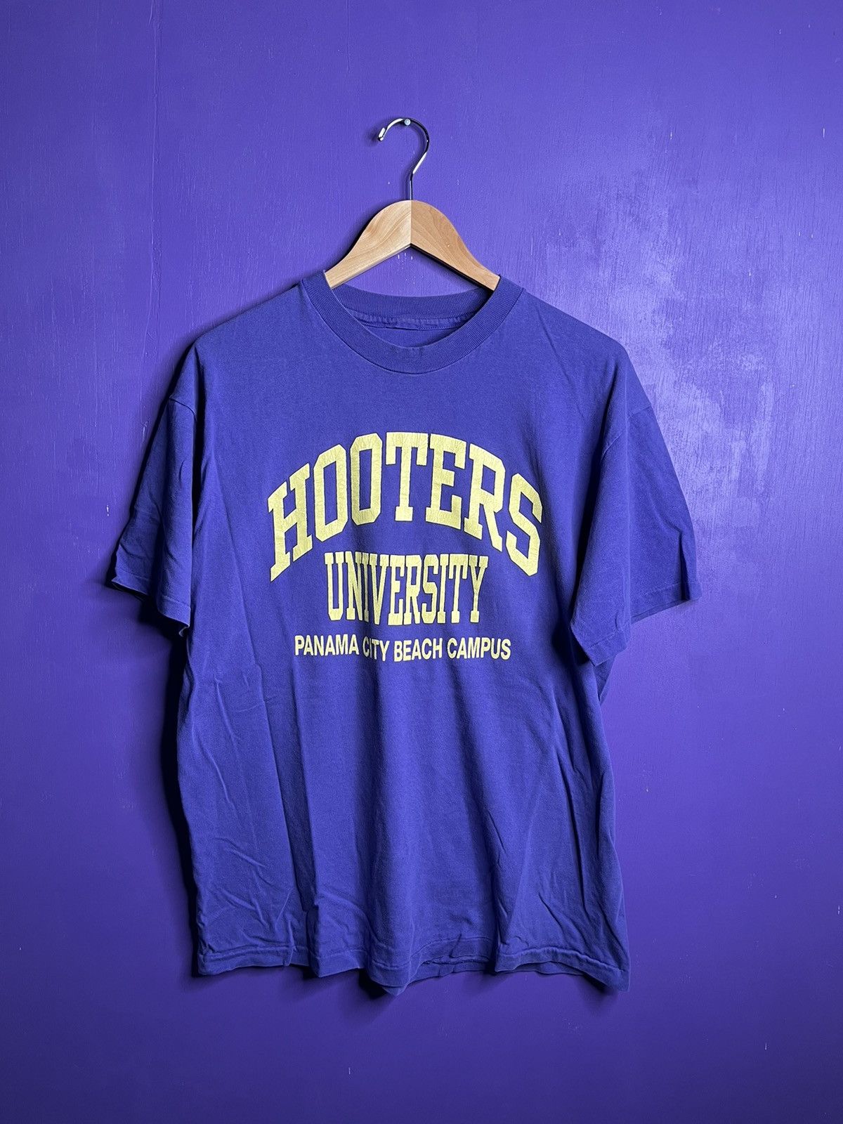 Vintage Vintage 90s Hooters university Panama City t-shirt Size US XL / EU 56 / 4 - 1 Thumbnail