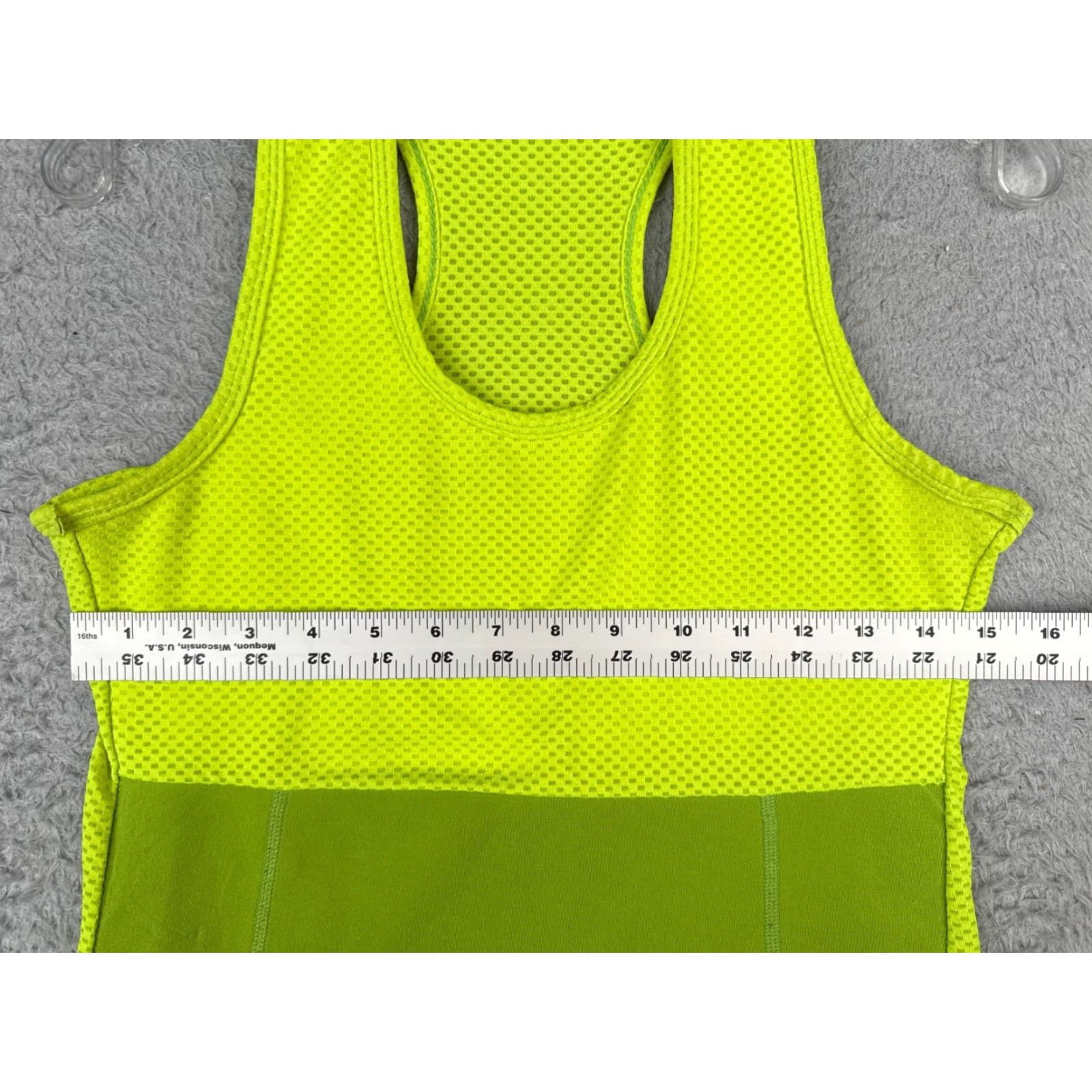 Area Hot Shapers Tank Womens L Green Tank Sleeveless Run Gym Rear Pocket Shirt Women Athletic Sleeveless Athletic Tank Green 36 in Womens Size ONE SIZE - 6 Thumbnail