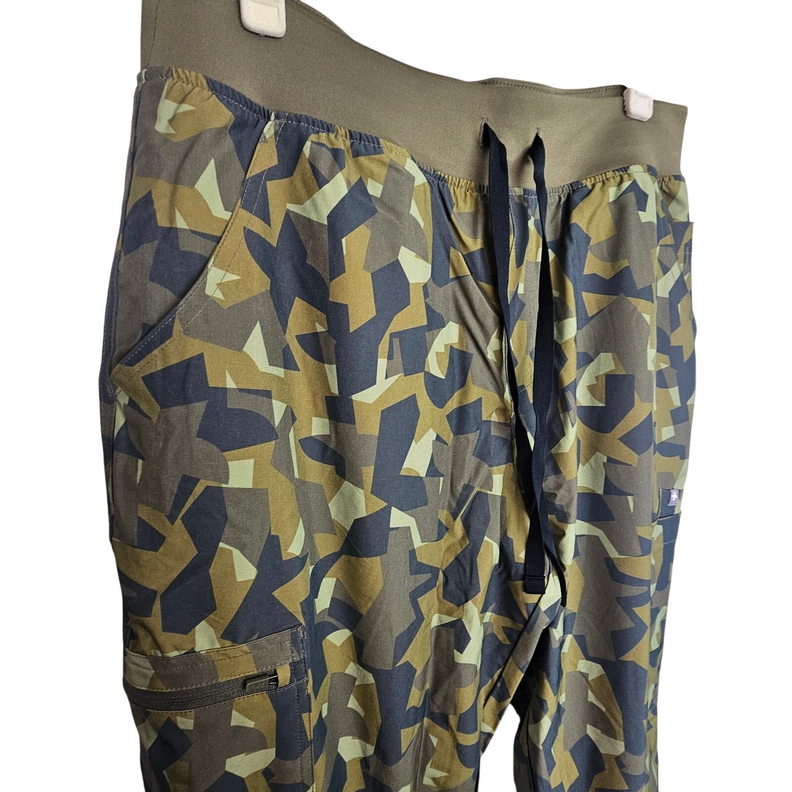 Figue Figs Women Green Camo Print Cargo Scrub Pants Sz LP Nurse Size 33" - 4 Thumbnail