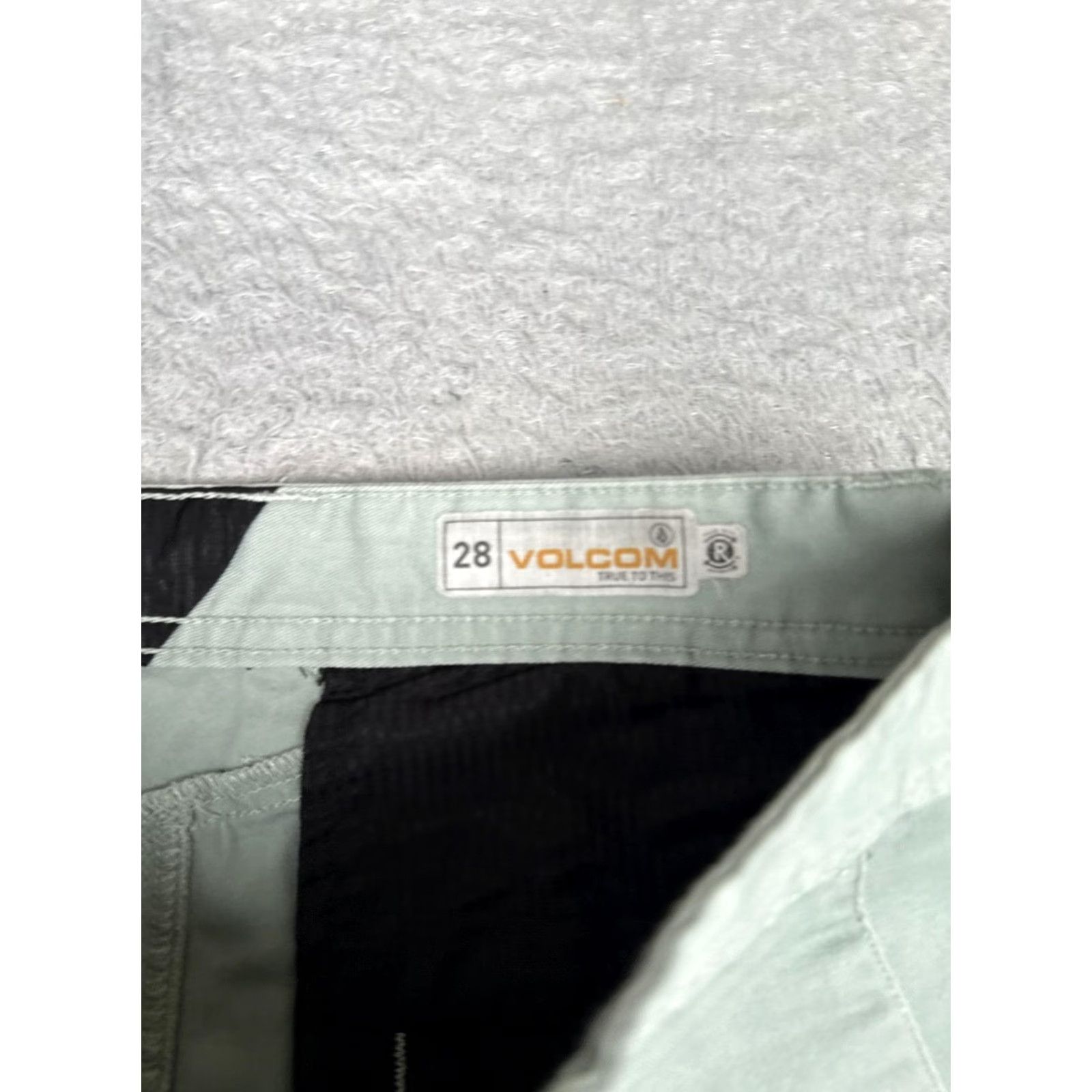 Volcom Volcom Shorts Mens 28 Green Canvas Chino Flat Front 8 Inseam Casual Summer Wear Size US 28 / EU 44 - 7 Thumbnail