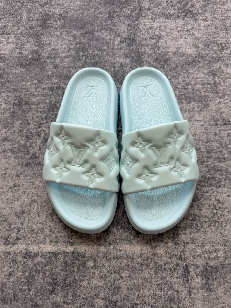 Louis Vuitton Louis Vuitton Baby Blue Embossed Slipper Size US 8 / EU 41 - 2 Thumbnail