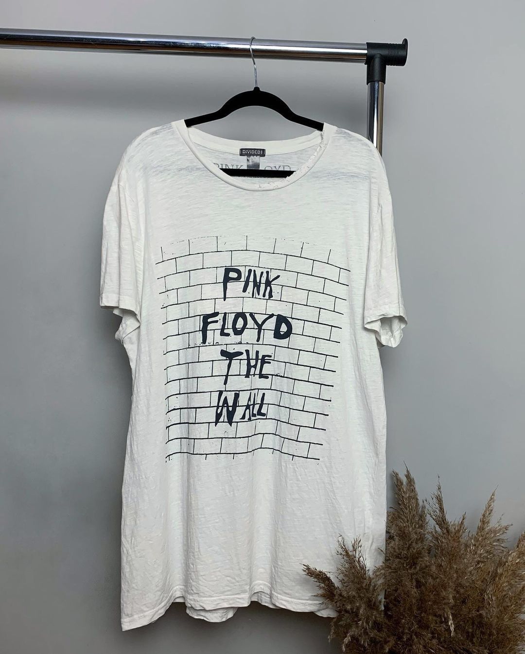 Band Tees Pink Floyd The Wall Cover Distressed T-Shirt H&M 2017 2010s Size US XL / EU 56 / 4 - 1 Thumbnail