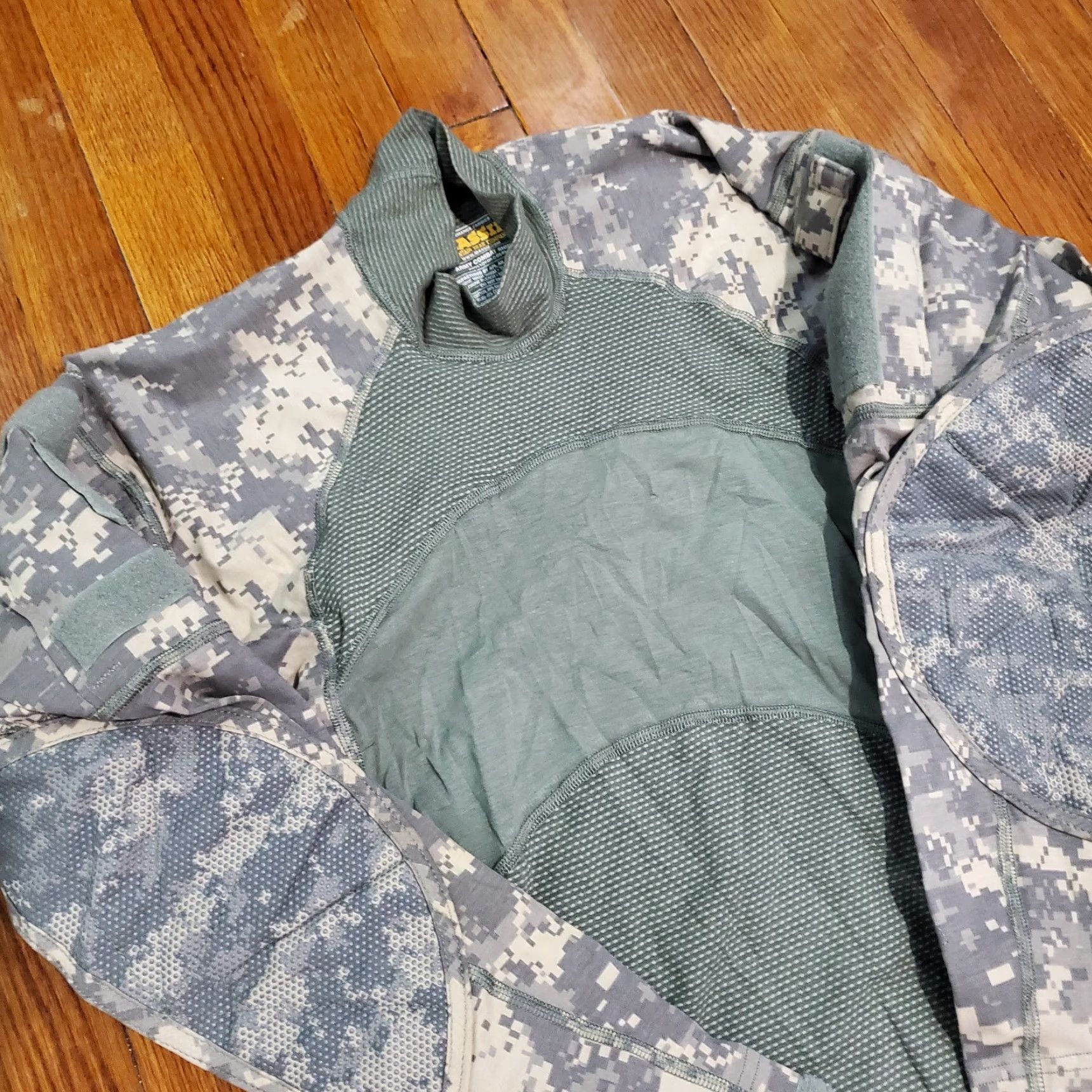Vintage **US Army Massif Combat Shirt Size XS Digital Camo** User: **Massif US Army Combat Shirt Size XS Digital Camo** Size US XS / EU 42 / 0 - 3 Thumbnail