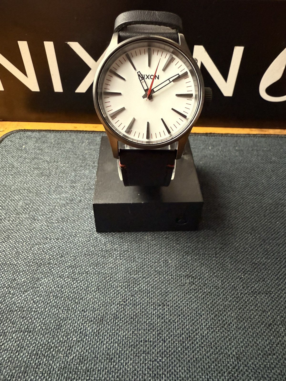 Nixon Nixon Sentry 38 Leather Gunmetal / White Size ONE SIZE - 1 Thumbnail