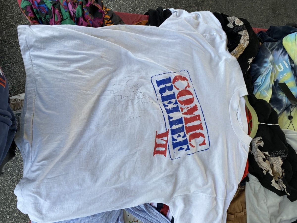 Vintage Comic Relief Vintage Shirt Signed by Whoopi Goldberg Size US XL / EU 56 / 4 - 1 Thumbnail