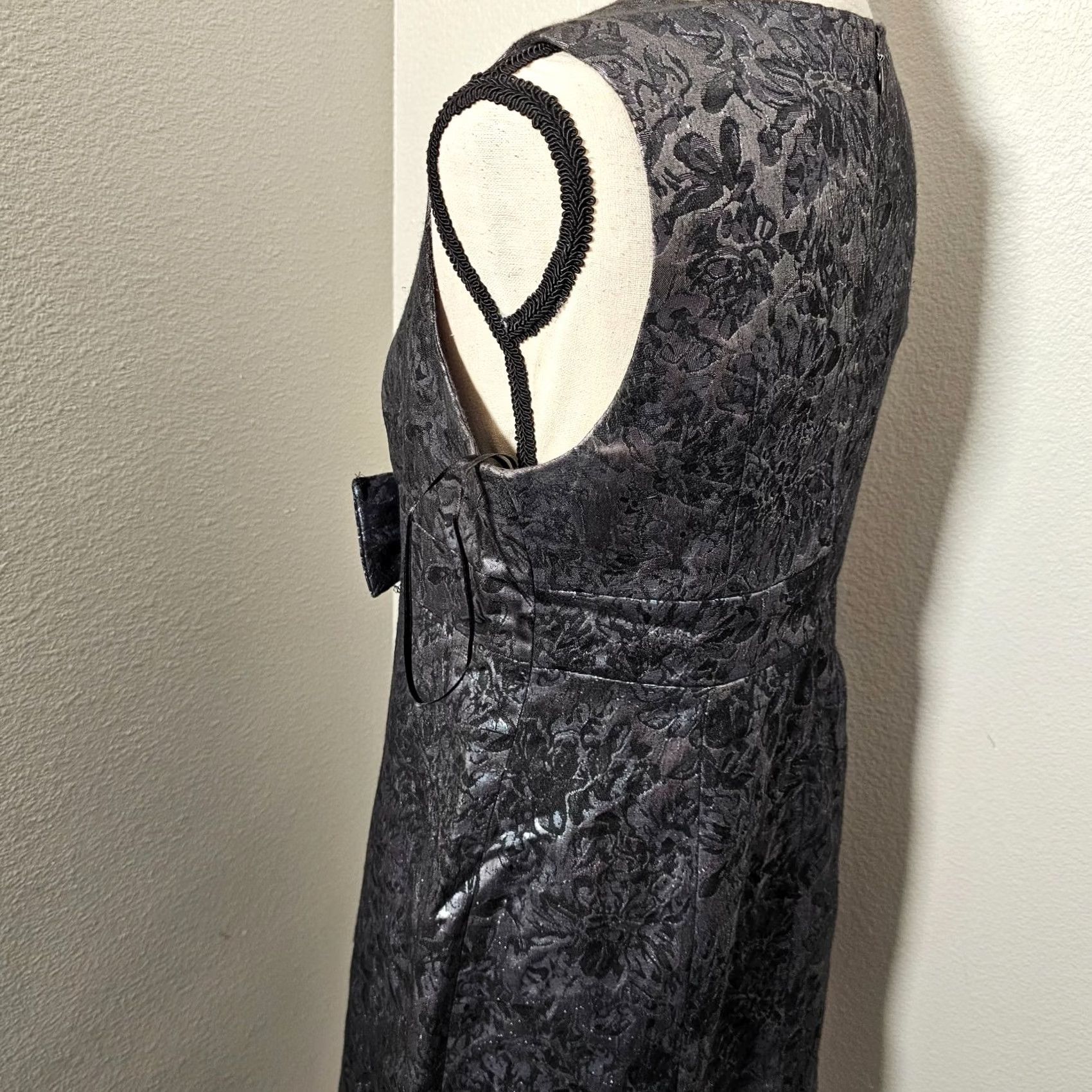 BB Dakota BB Dakota Women’s Sleeveless City Lines Shift Dress Size 8 Metallic Black Floral Lined Midi 100% Polyester Size M / US 6-8 / IT 42-44 - 3 Thumbnail