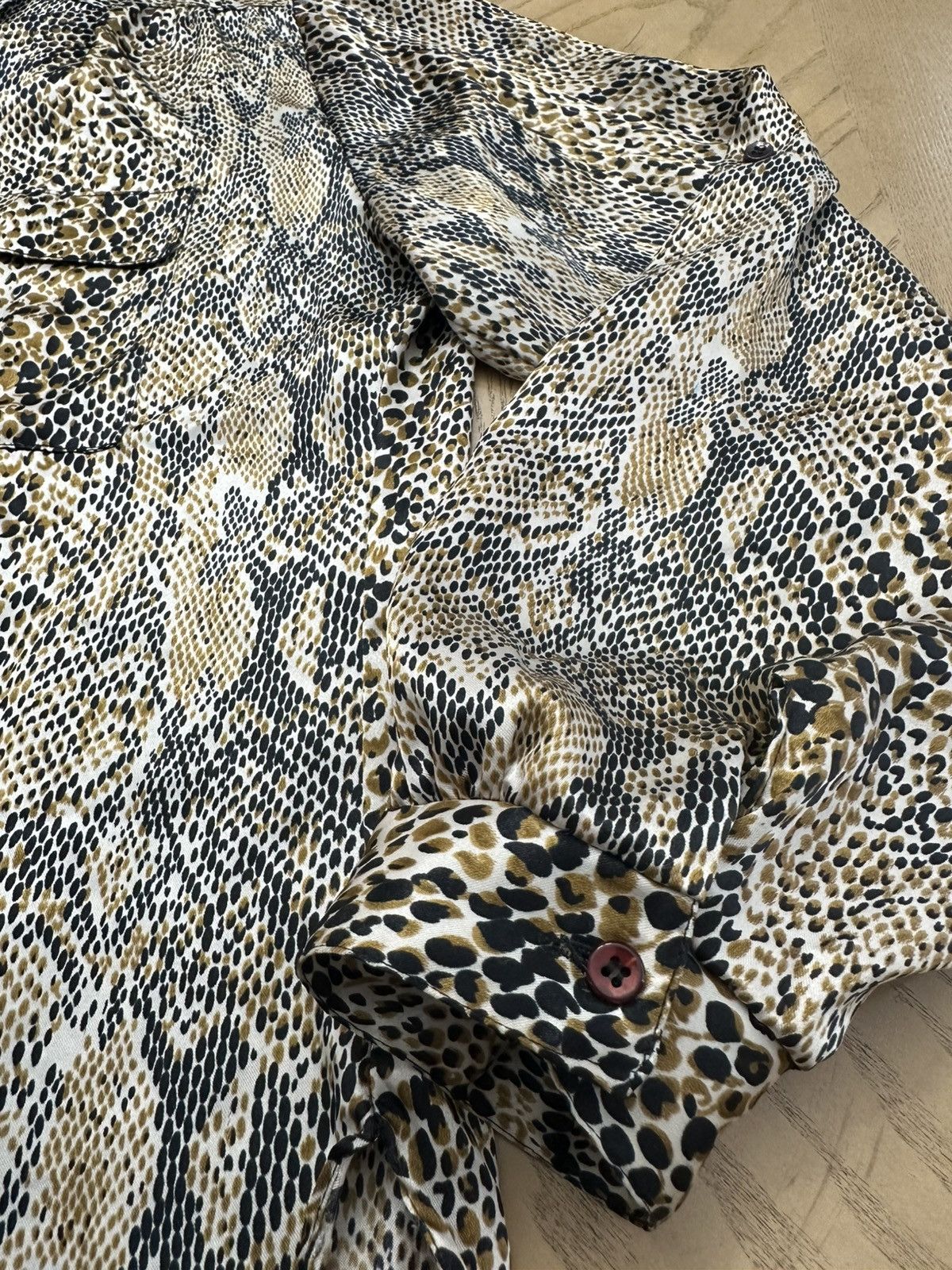Other vintage women's button-up blouse features a snakeskin print Size L / US 10 / IT 46 - 4 Thumbnail