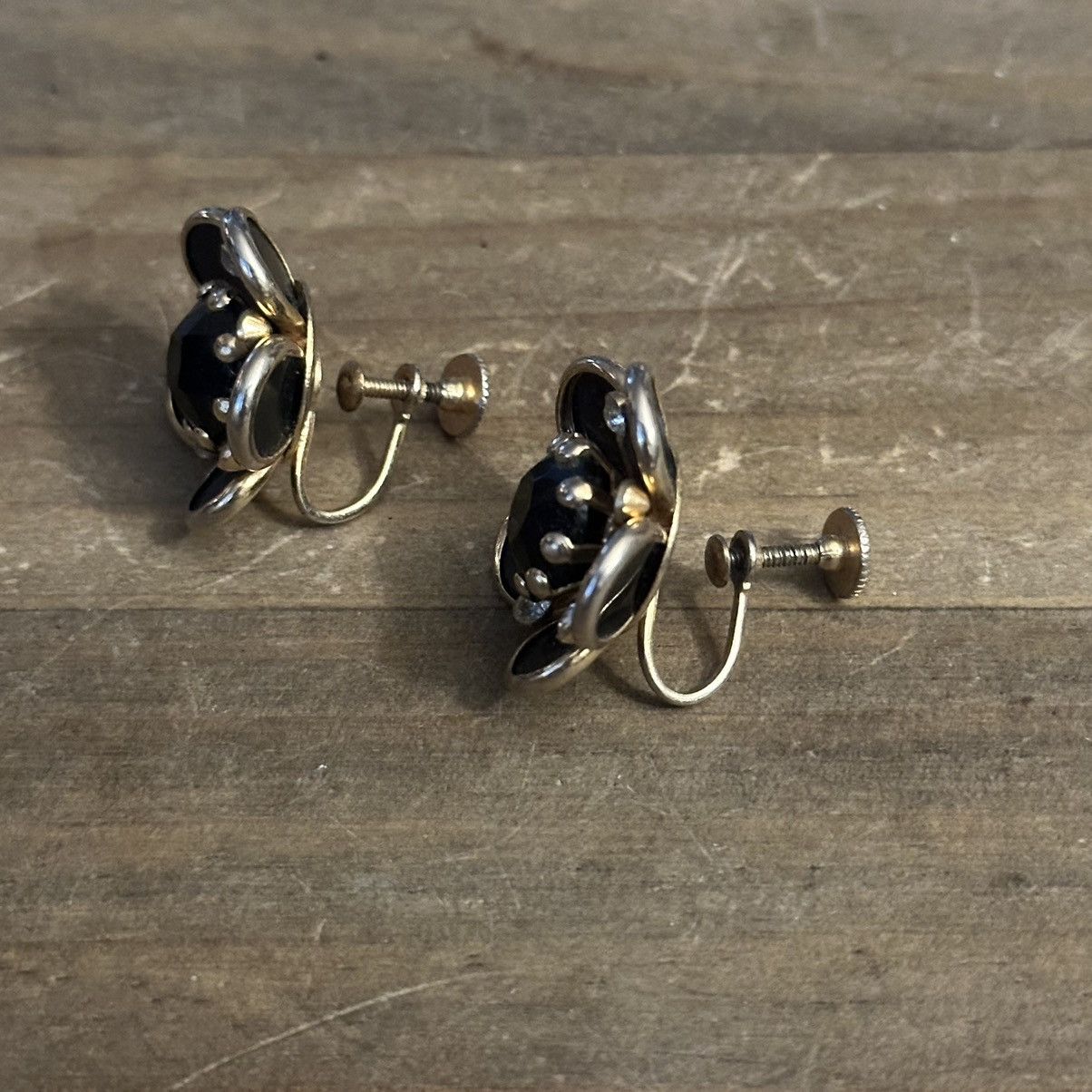 Vintage Vintage black crystal flower screw back earrings Size ONE SIZE - 2 Thumbnail