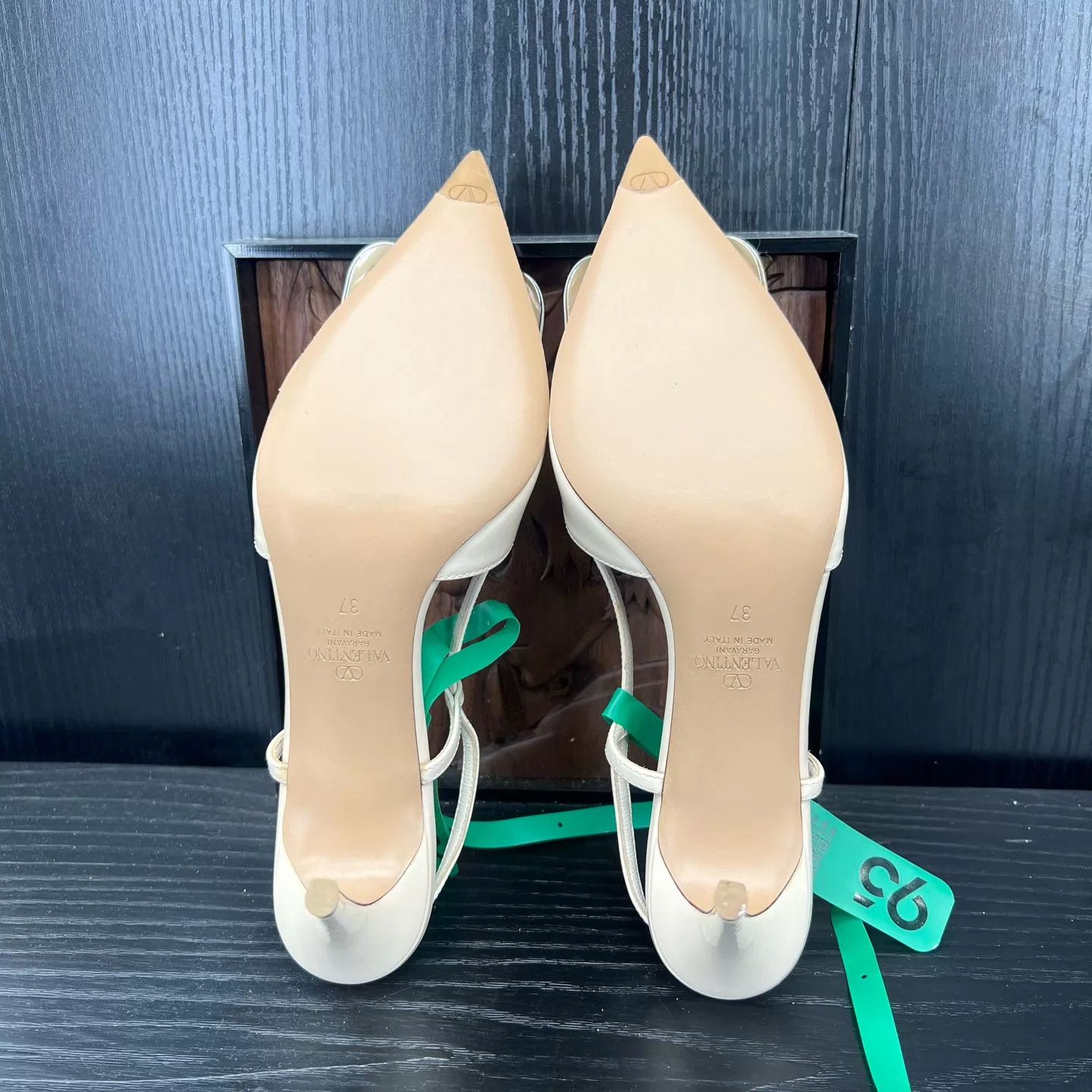 Valentino Valentino Beige V Heels 37 Near new Size US 6.5 / IT 36.5 - 6 Thumbnail