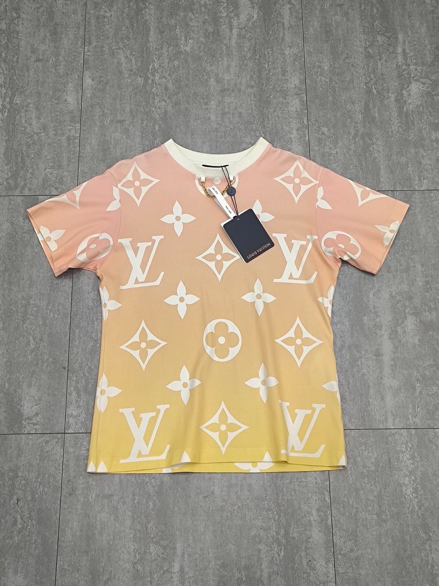 Louis Vuitton Louis Vuitton Tie-Dye Gradient Multi T-Shirt S Women Size S / US 4 / IT 40 - 1 Thumbnail