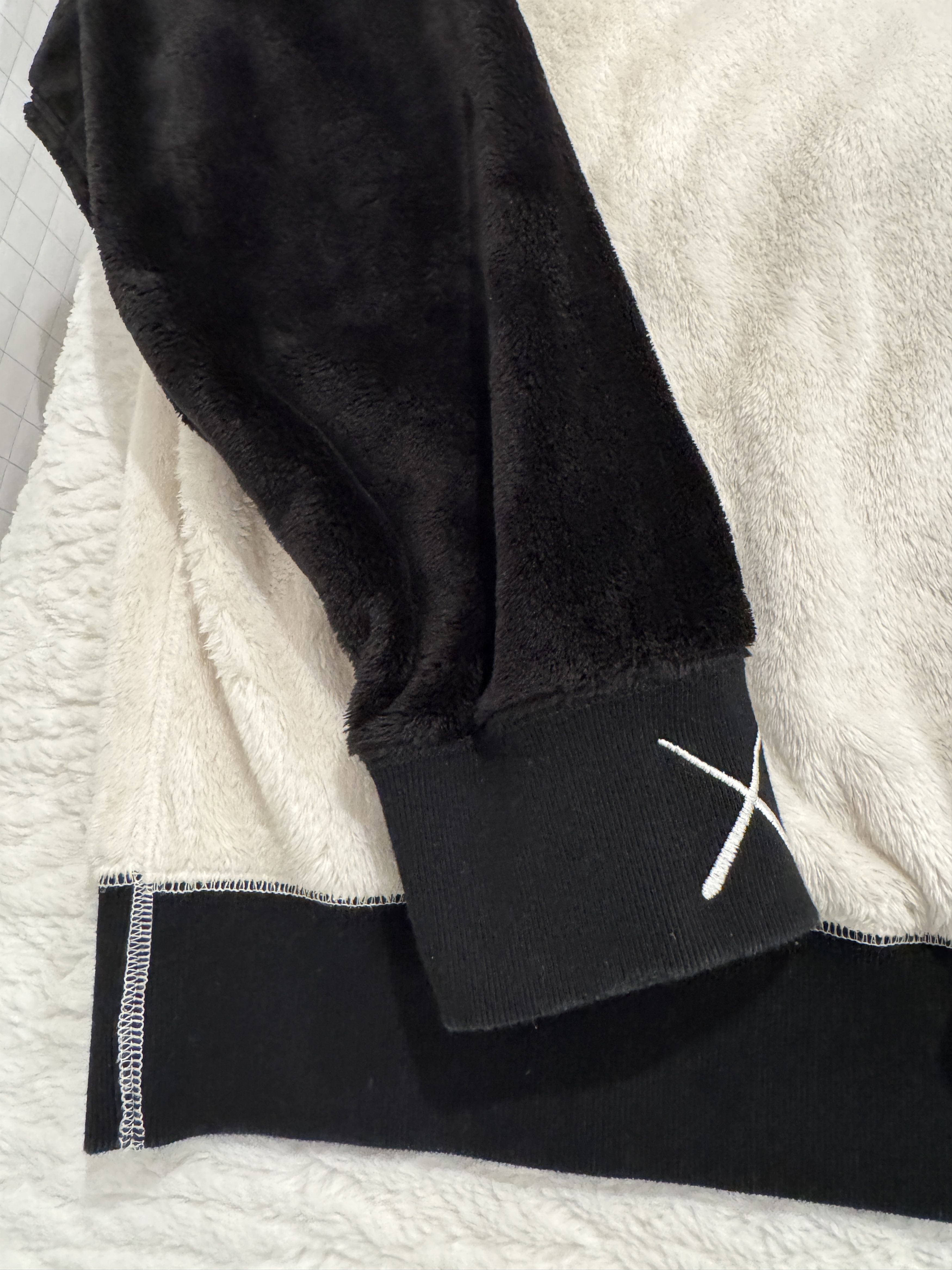 Kaws KAWS ORIGINAL FAKE PANDA FAUX FUR RAGLAN SWEATSHIRT SZ 4 Size US XL / EU 56 / 4 - 5 Thumbnail