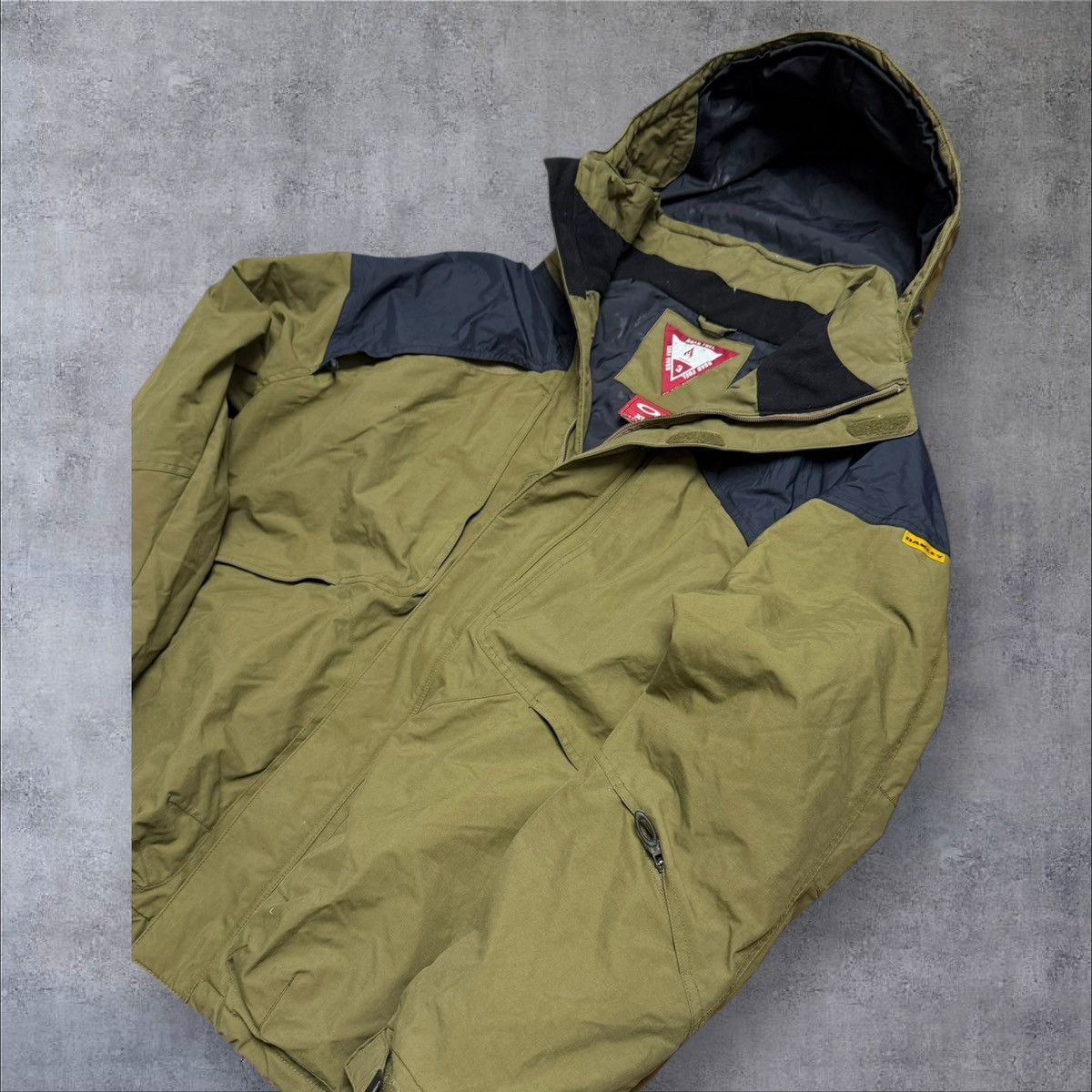 Oakley × Vintage Vintage khaki oakley jacket size XL snowboard Size US XL / EU 56 / 4 - 4 Thumbnail