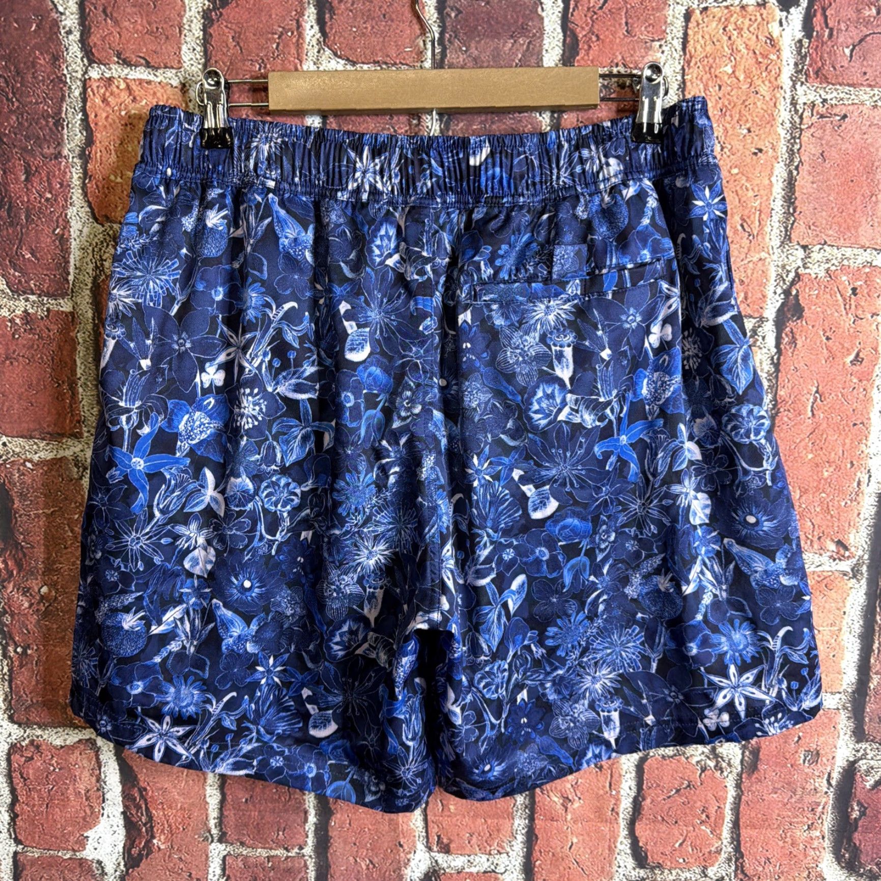 Robert Graham Robert Graham Board Shorts Swim Trunks Blue Floral 34 Men's Tropical Surfing Trunks, Back Pocket, Drawstring, Pockets, Tie closure Size US 34 / EU 50 - 4 Thumbnail