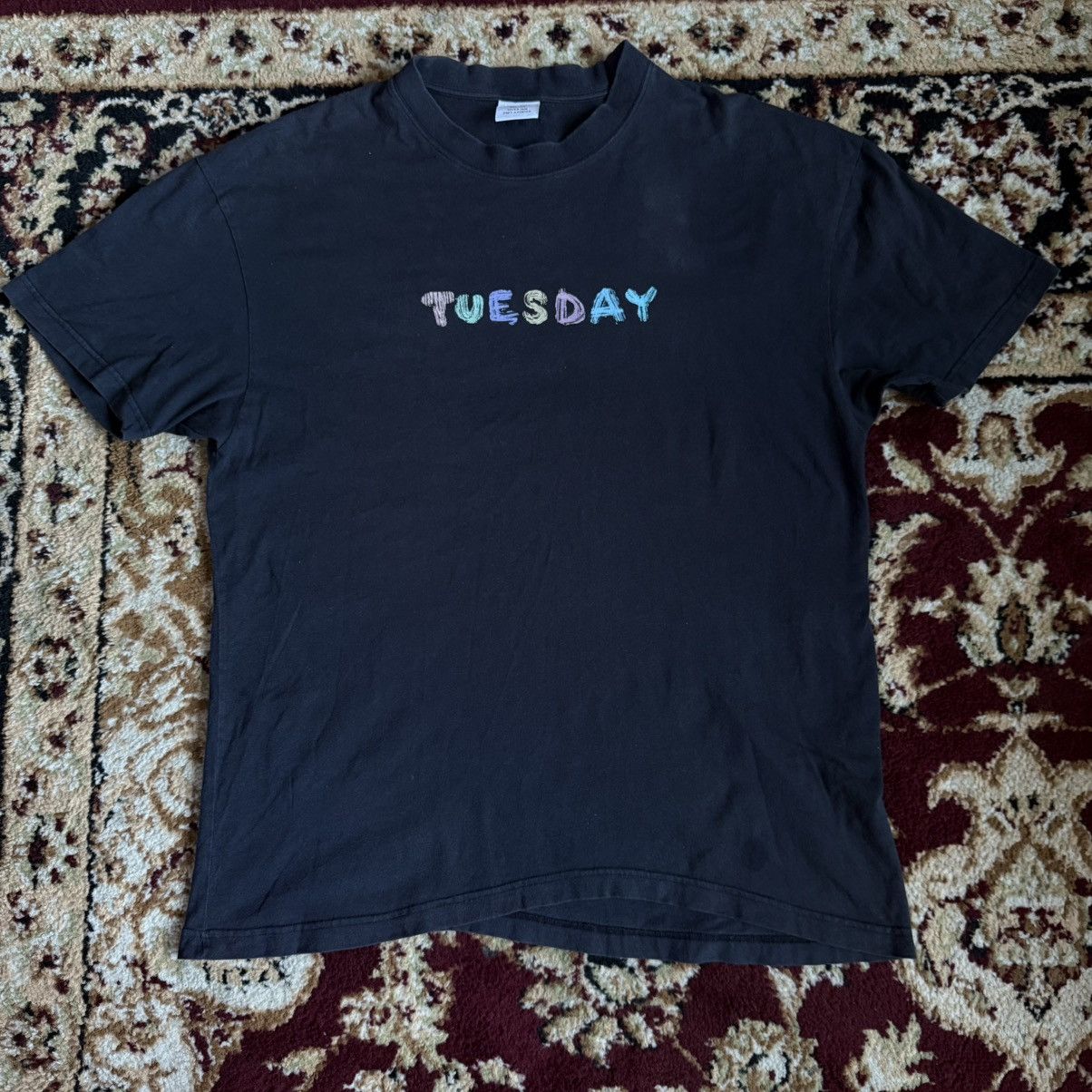 Vetements "TUESDAY" Drop Shoulder Tee Size US M / EU 48-50 / 2 - 1 Thumbnail