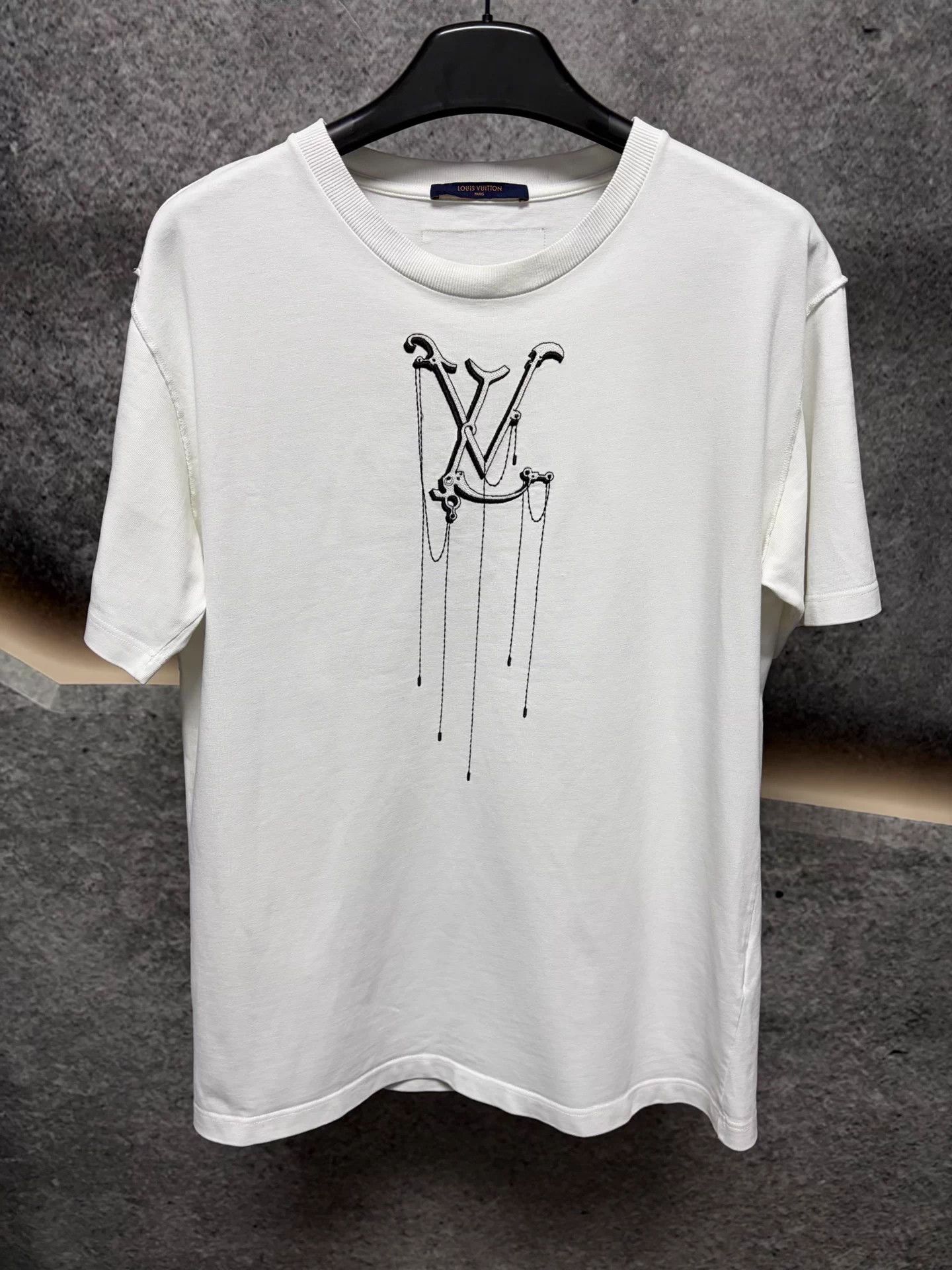 Louis Vuitton LV white short sleeve L waterdrop pendant embroidery Size US L / EU 52-54 / 3 - 1 Thumbnail