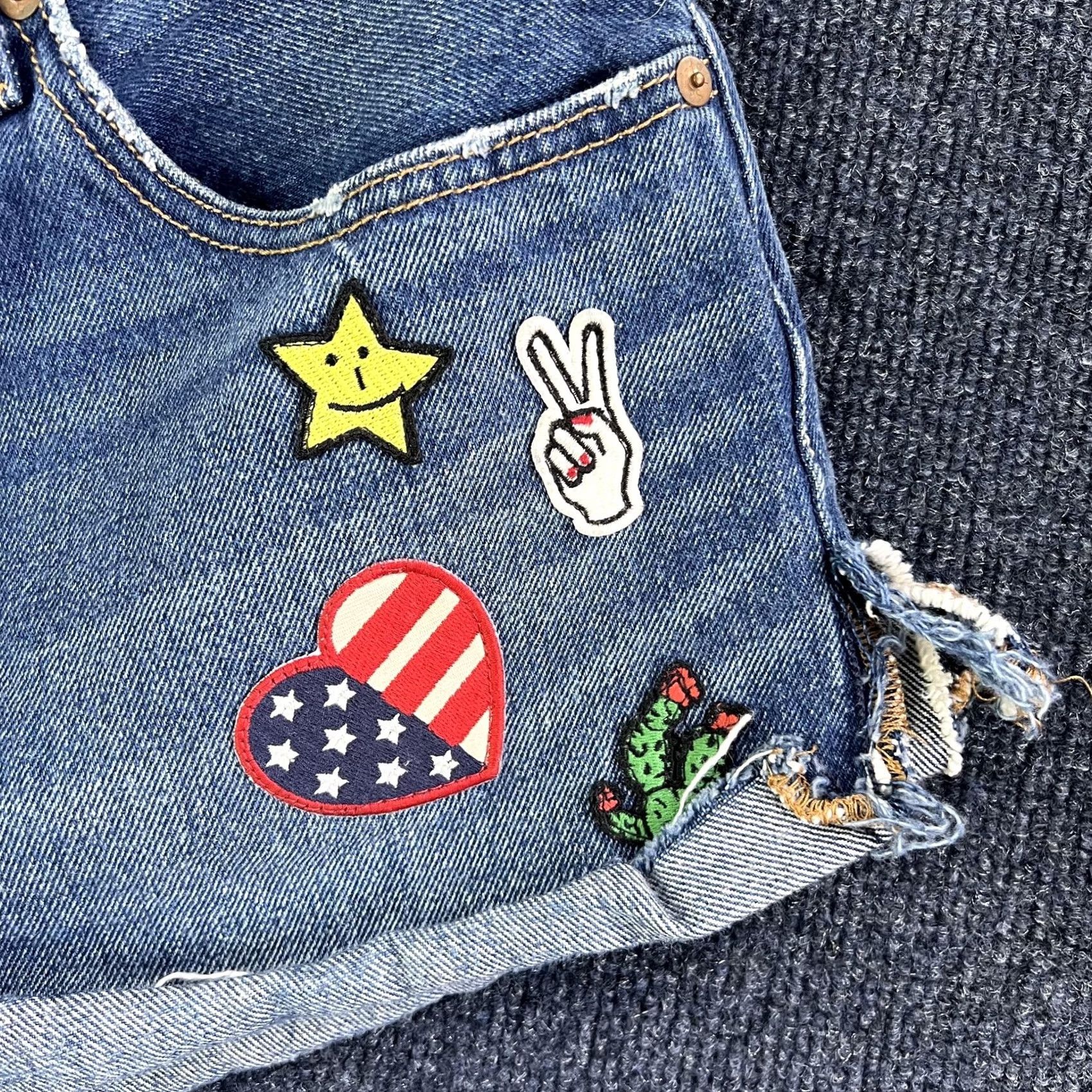 Levi's Levi's Denim Shorts Womens 31 Blue Cut-Off Distressed Embroidered Patch Patriotic Casual Denim Shorts 31 Womens California Rose USA Size 24" / US 00 / IT 34 - 4 Thumbnail