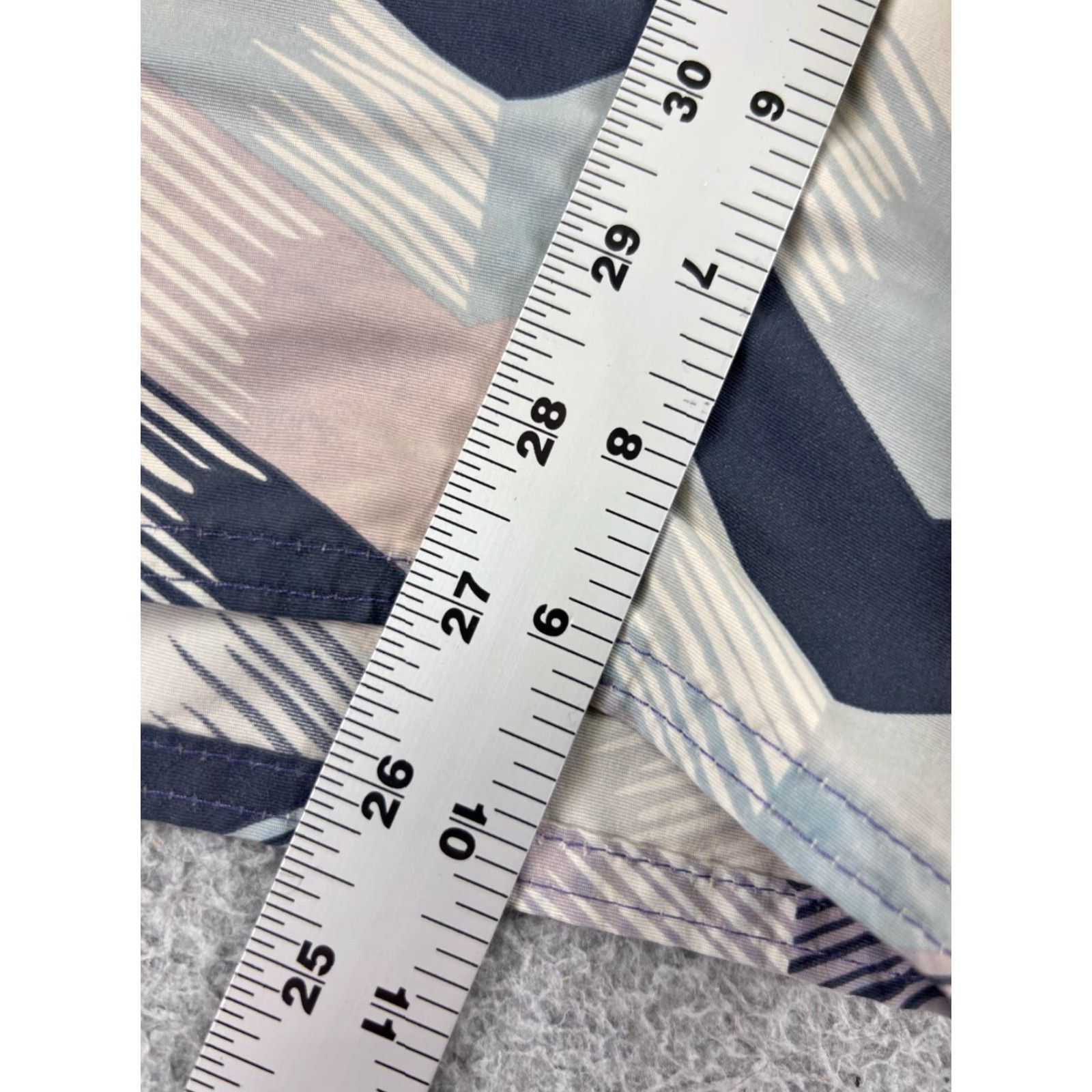 Patagonia Patagonia Bottom Mens 33 White Blue 100% Nylon Zipper Pockets Wavefarer Board Shorts Beach 90s Mens Size US 33 - 7 Thumbnail