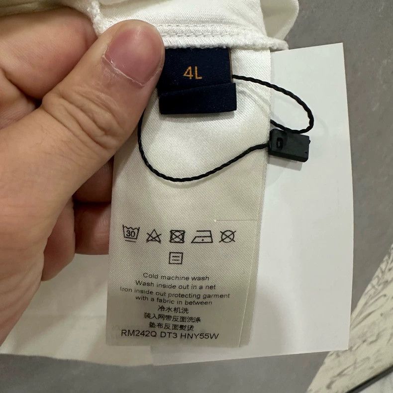 Louis Vuitton Louis Vuitton size 4l White embossed logo short sleeve Size US M / EU 48-50 / 2 - 5 Thumbnail