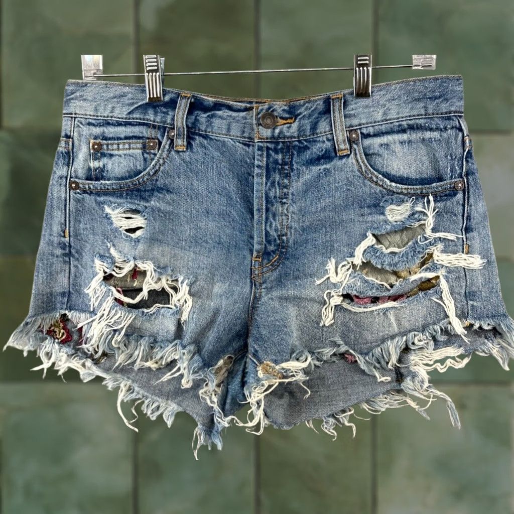 Vintage We The Free Womens Shorts 27 Distroyed Raw Hem Festival Denim Blue 5-Pocket Cut-Off Street Bohemian Festival Womens Size 27" / US 4 / IT 40 - 1 Thumbnail