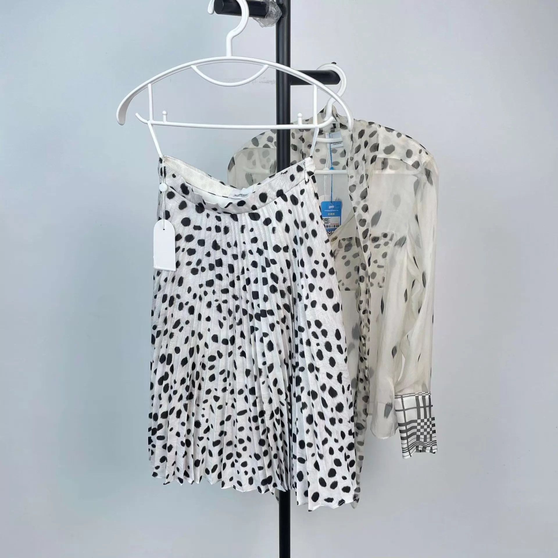 Burberry Burberry Silk Polka Dot Suit Size XS / US 0-2 / IT 36-38 - 2 Thumbnail