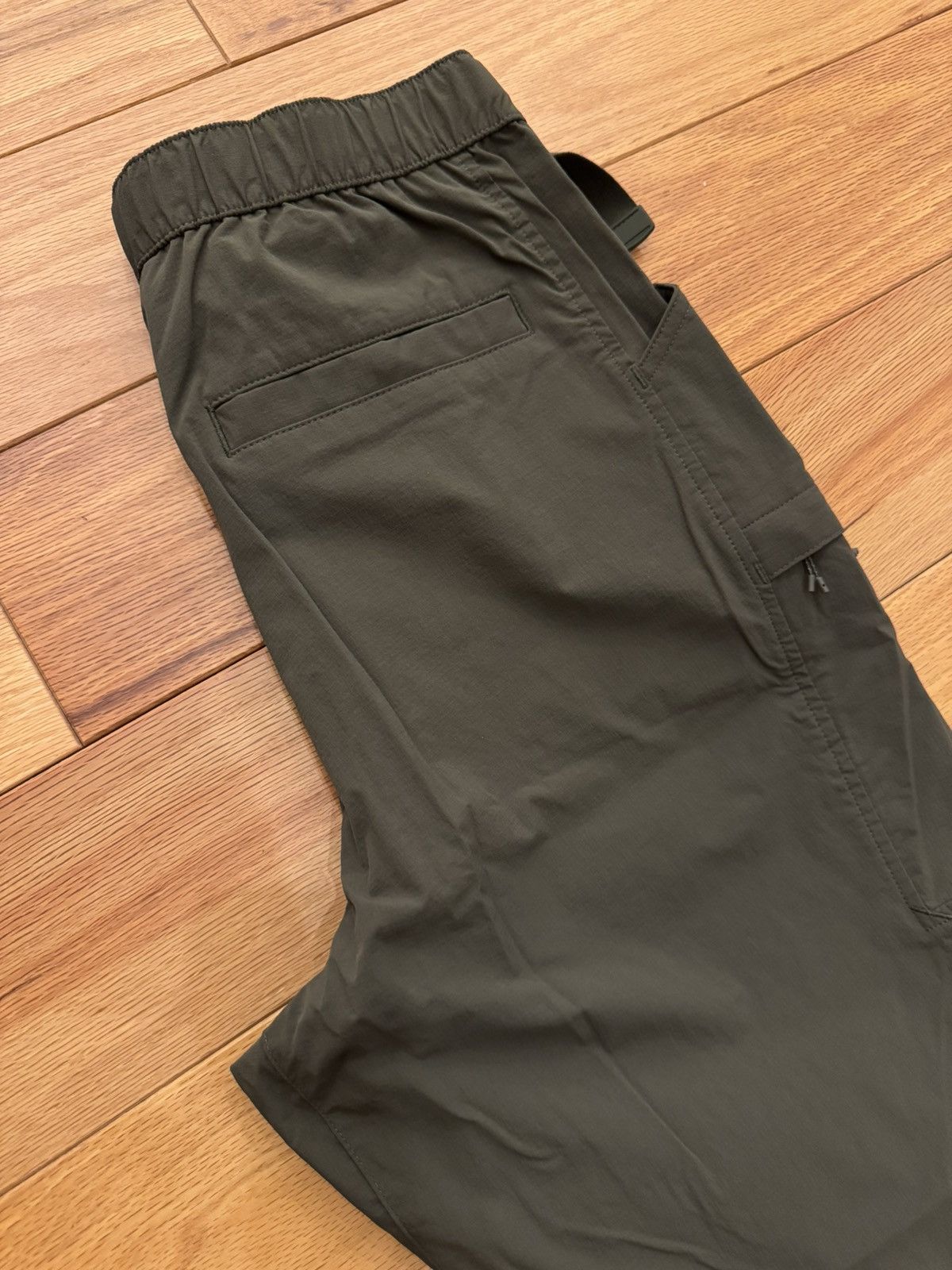 Uniqlo Uniqlo Utility Tech Pants – Nylon Stretch, Olive (M / 30–33) Size US 34 / EU 50 - 6 Thumbnail
