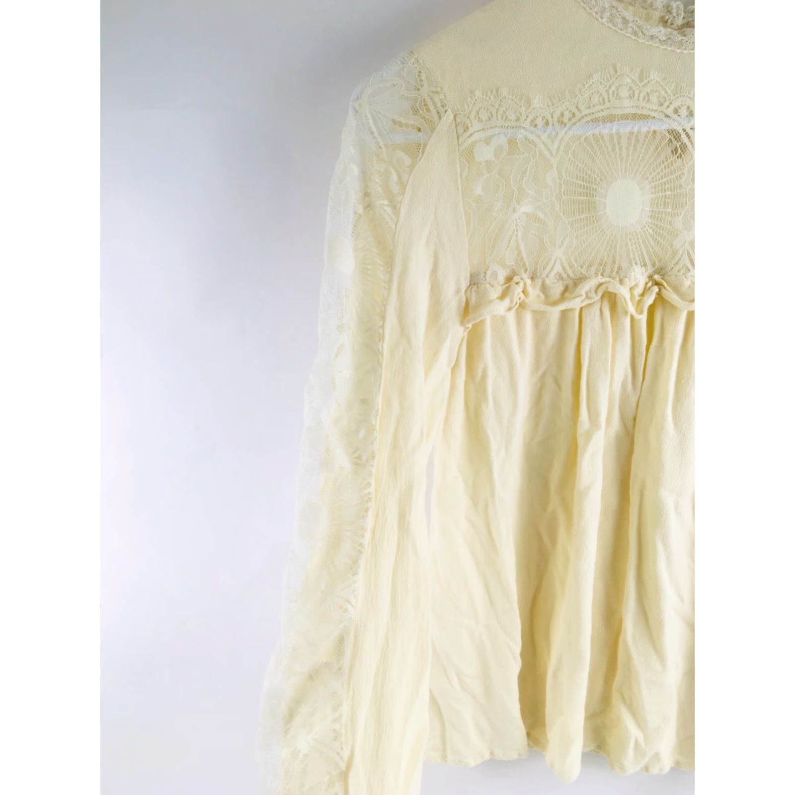 Vintage Ellison Blouse Women's Size Small Long Sleeve Pullover Crochet Ruffles Crew Neck Yellow Size S / US 4 / IT 40 - 4 Thumbnail