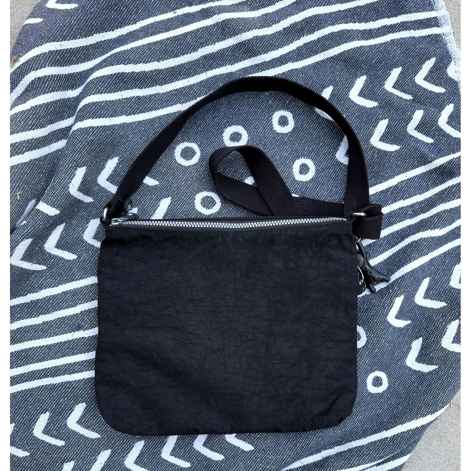 Vintage Kipling Black Crossbody Bag Adjustable Strap Monkey Keychain Women Small Crossbody bag Black Beige Pockets Zip 2000s Style Size ONE SIZE - 3 Thumbnail