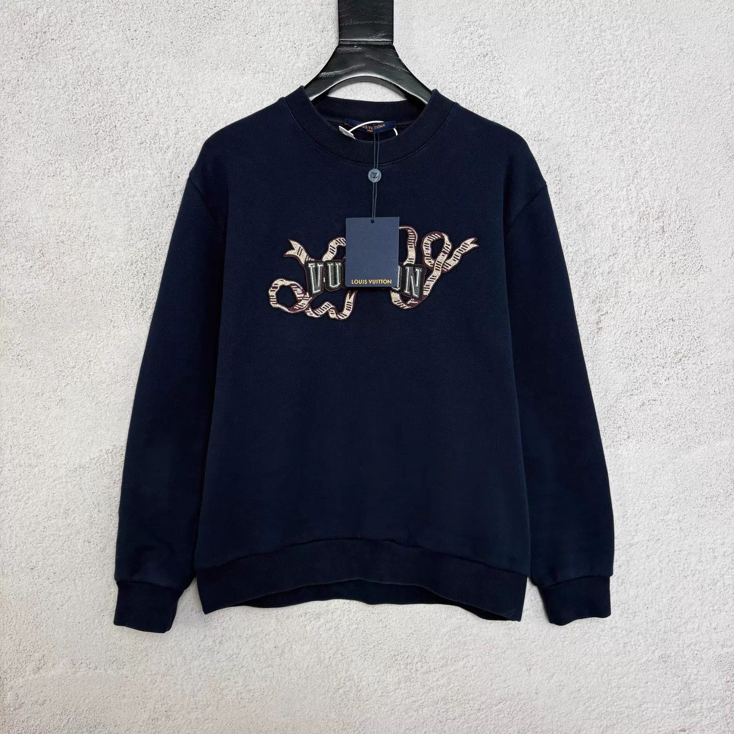 Louis Vuitton LV SS25 Blue Ribbon Embroidery Logo Crew Sweat M Size US M / EU 48-50 / 2 - 1 Thumbnail
