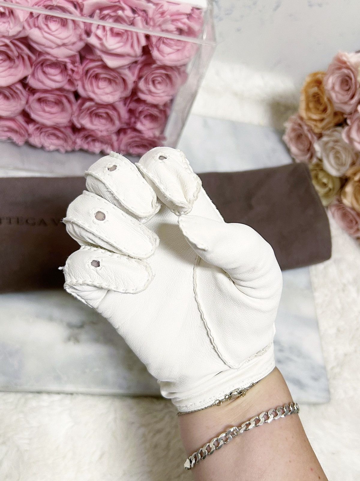 Bottega Veneta Authentic Bottega Veneta White Lambskin Driving Gloves Size ONE SIZE - 7 Thumbnail