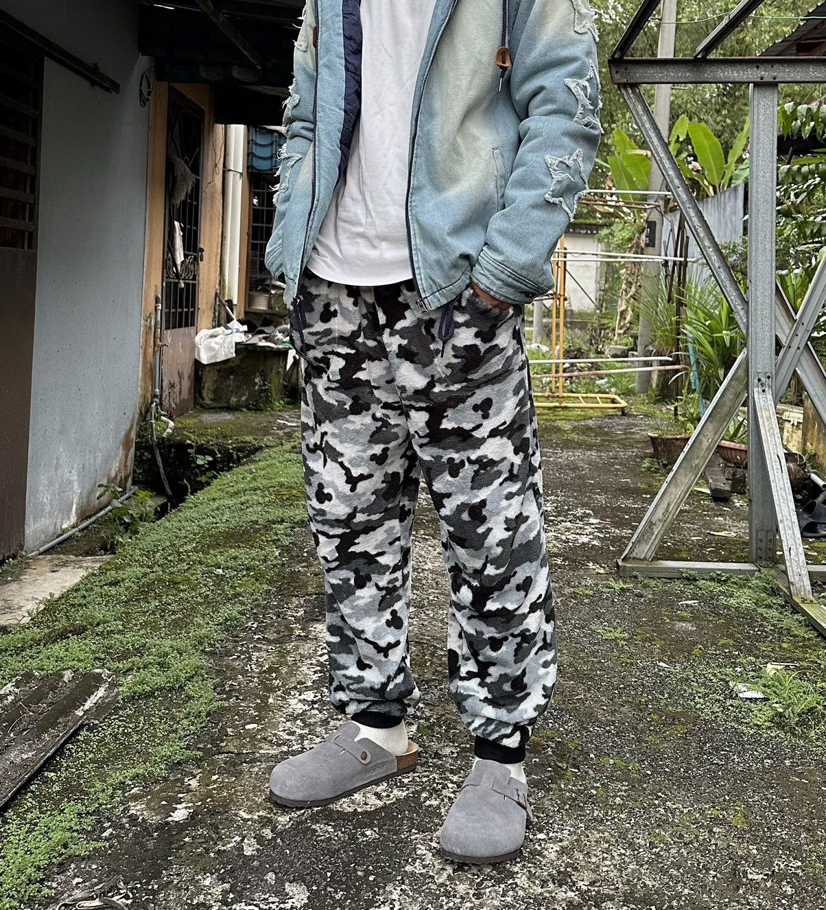 Disney 🐭Disney Mickey Mouse Fleece Camo Jogger Pants Size US 30 / EU 46 - 1 Thumbnail