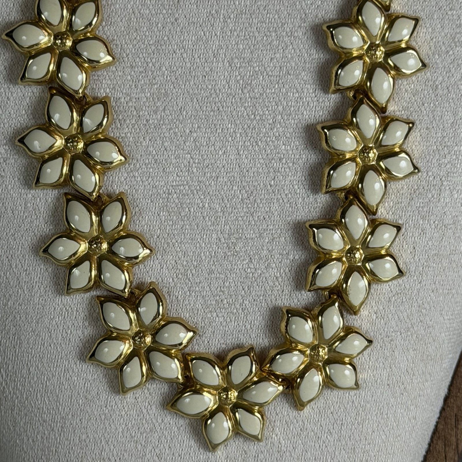 Other Lovely VTG 1980 17" Gold-Tone & Cream Enamel Flower Necklace Size ONE SIZE - 3 Thumbnail