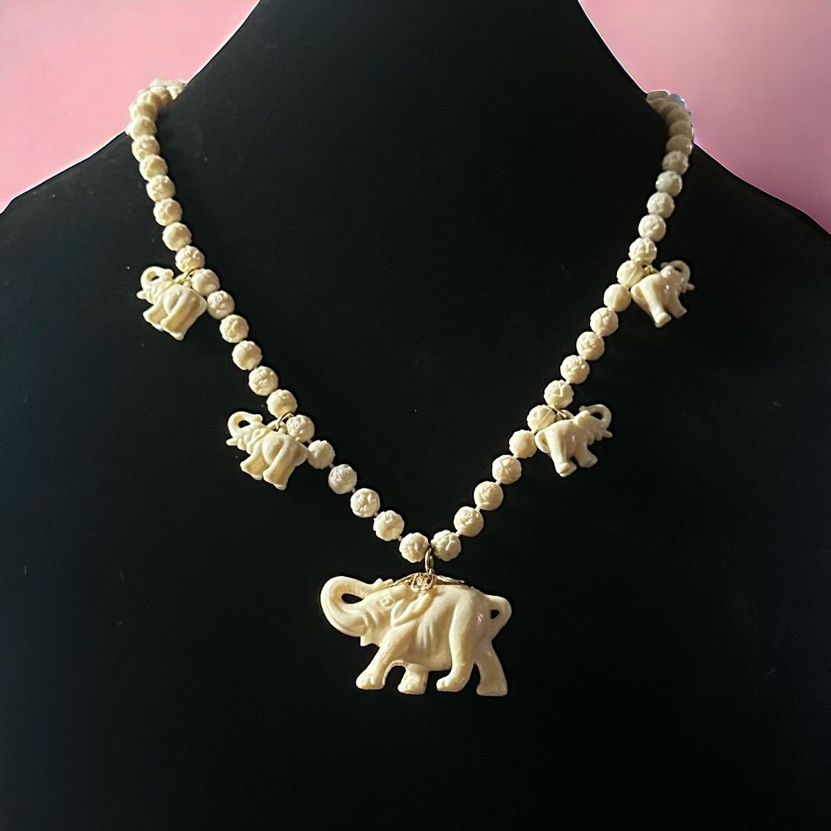 Vintage Vintage beaded elephant necklace Size ONE SIZE - 1 Thumbnail