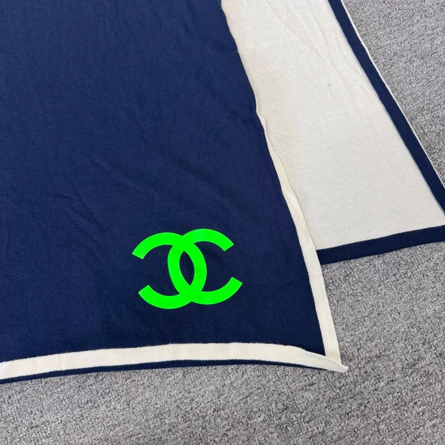 Chanel Chanel Navy Cream CC Logo Scarf 99 New Colorblocked Size ONE SIZE - 2 Thumbnail