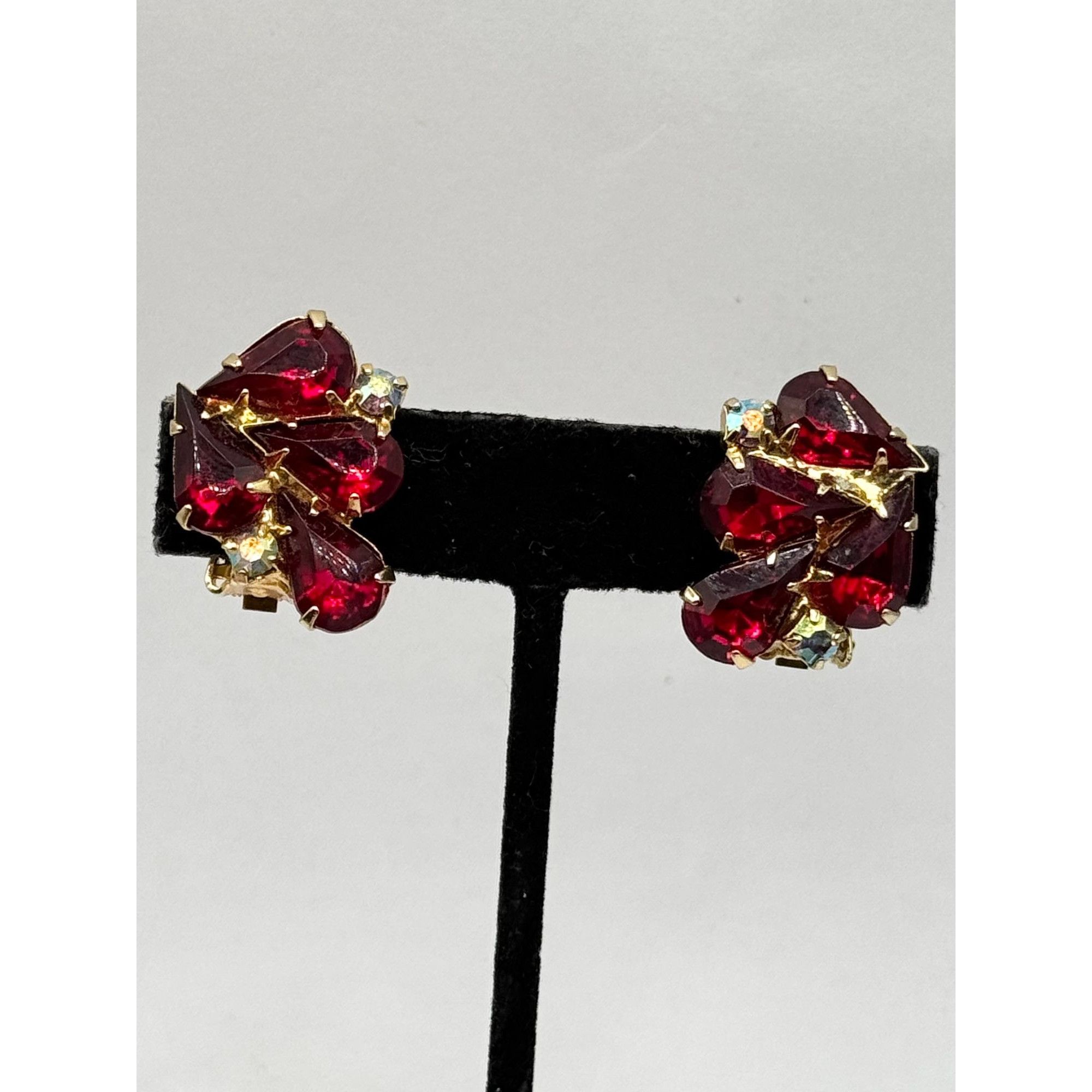 Vintage Vintage red glass rhinestone clip on earrings Size ONE SIZE - 1 Thumbnail