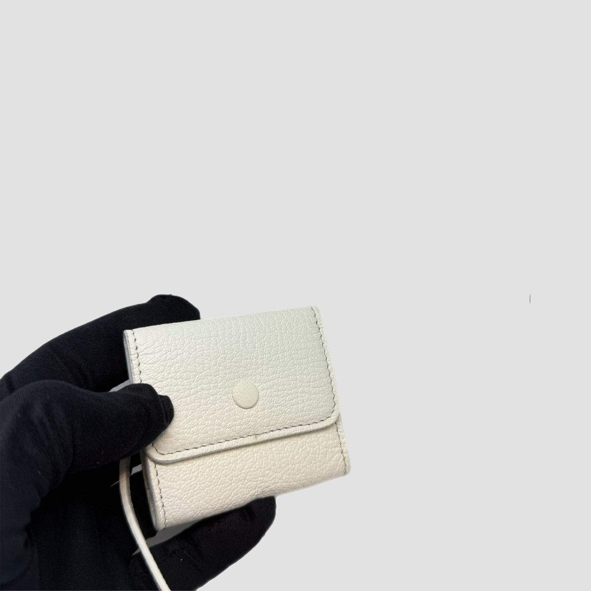 Maison Margiela Maison Margiela Strapped Airpods Pro Case White Size ONE SIZE - 1 Thumbnail