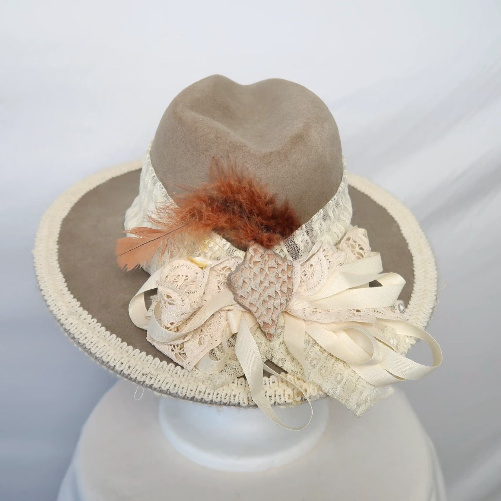 FELT VINTAGE Australian felt wool rancher hat with lace feather - taupe grey - wide brim - 6 7/8 - Hippy - 24" circumference - Excellent condition - Mens Size ONE SIZE - 5 Thumbnail