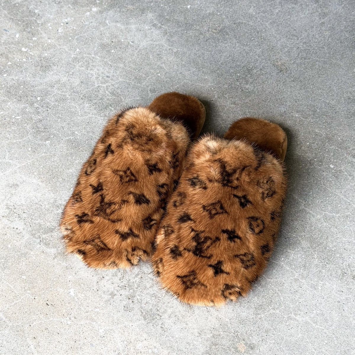 Louis Vuitton Louis Vuitton JAPAN EXCLUSIVE MINK FUR Clog Slippers Size US 10 / EU 43 - 1 Thumbnail