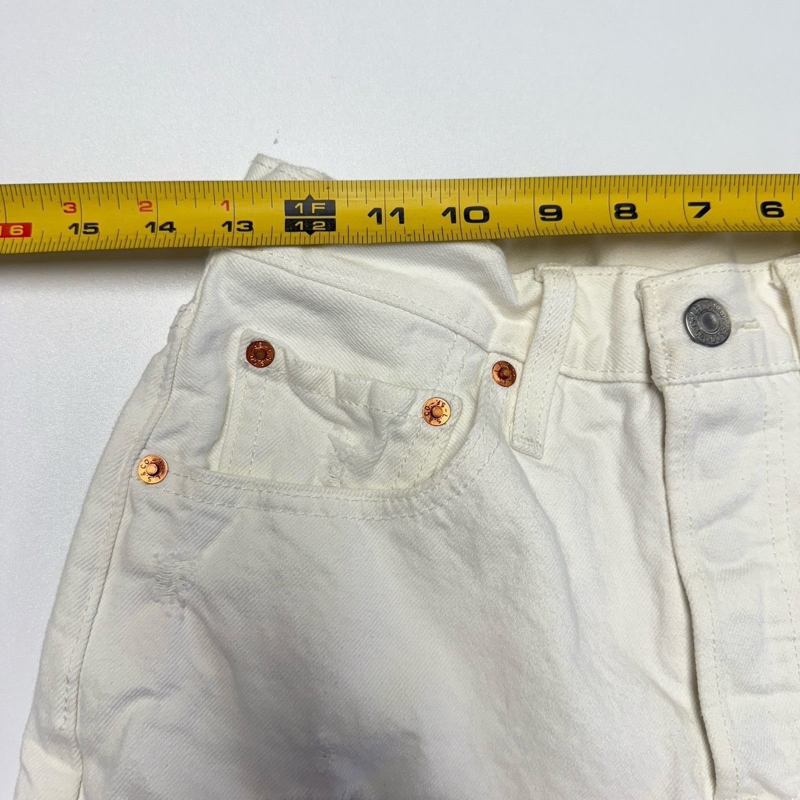 Levi's Levi's 501 Button Fly Denim Shorts Womens 26 White Distress Size 26" / US 2 / IT 38 - 8 Thumbnail
