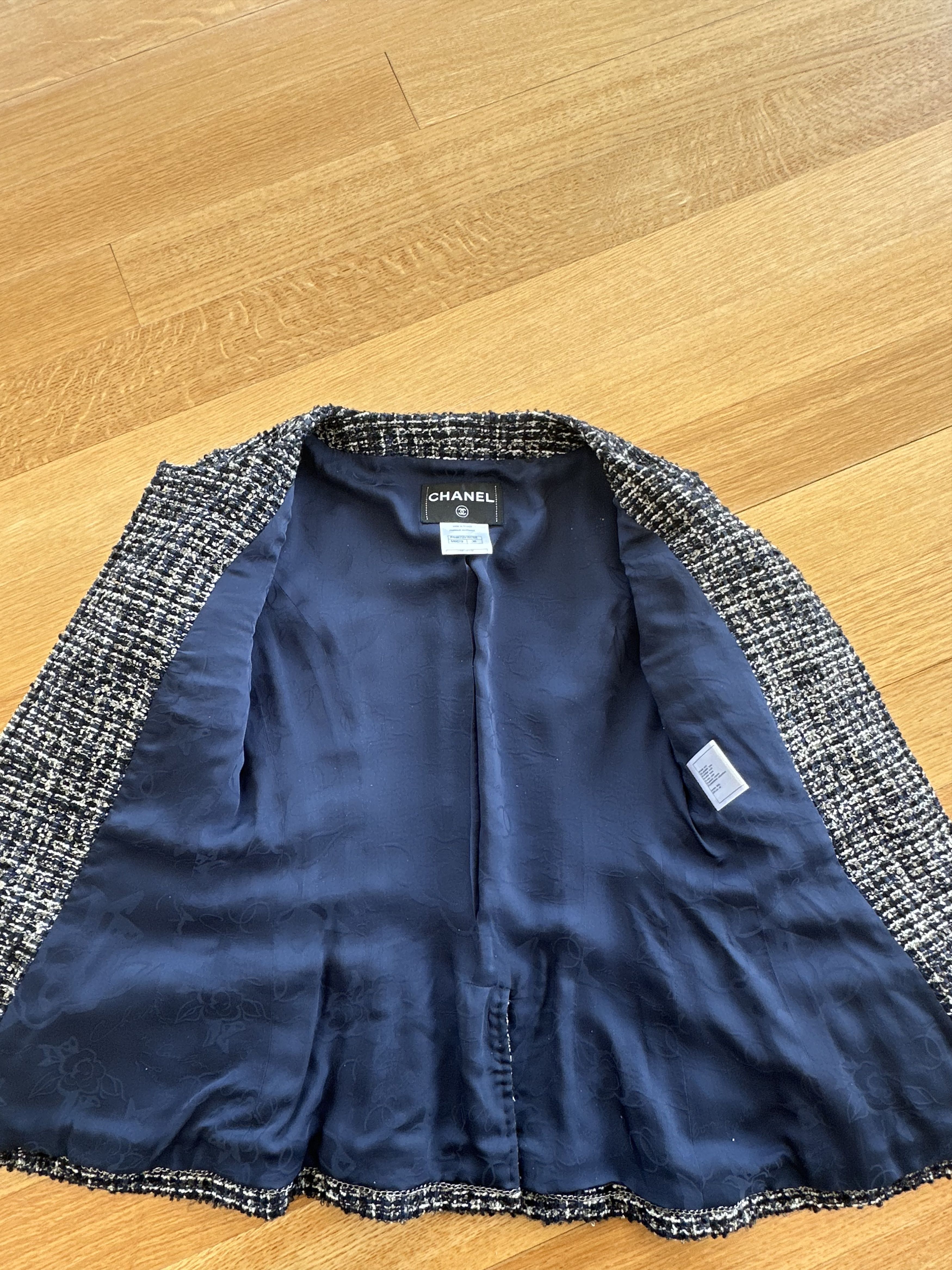 Chanel Chanel Navy, Black & White Tweed CC Button Jacket Size XS / US 0-2 / IT 36-38 - 3 Thumbnail