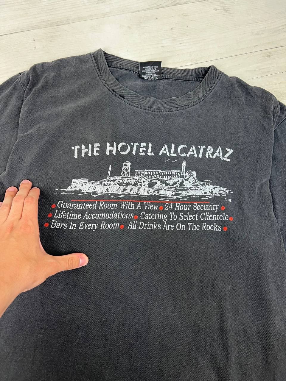 Vintage Vintage The Hotel Alcatraz T Shirt Size US L / EU 52-54 / 3 - 4 Thumbnail